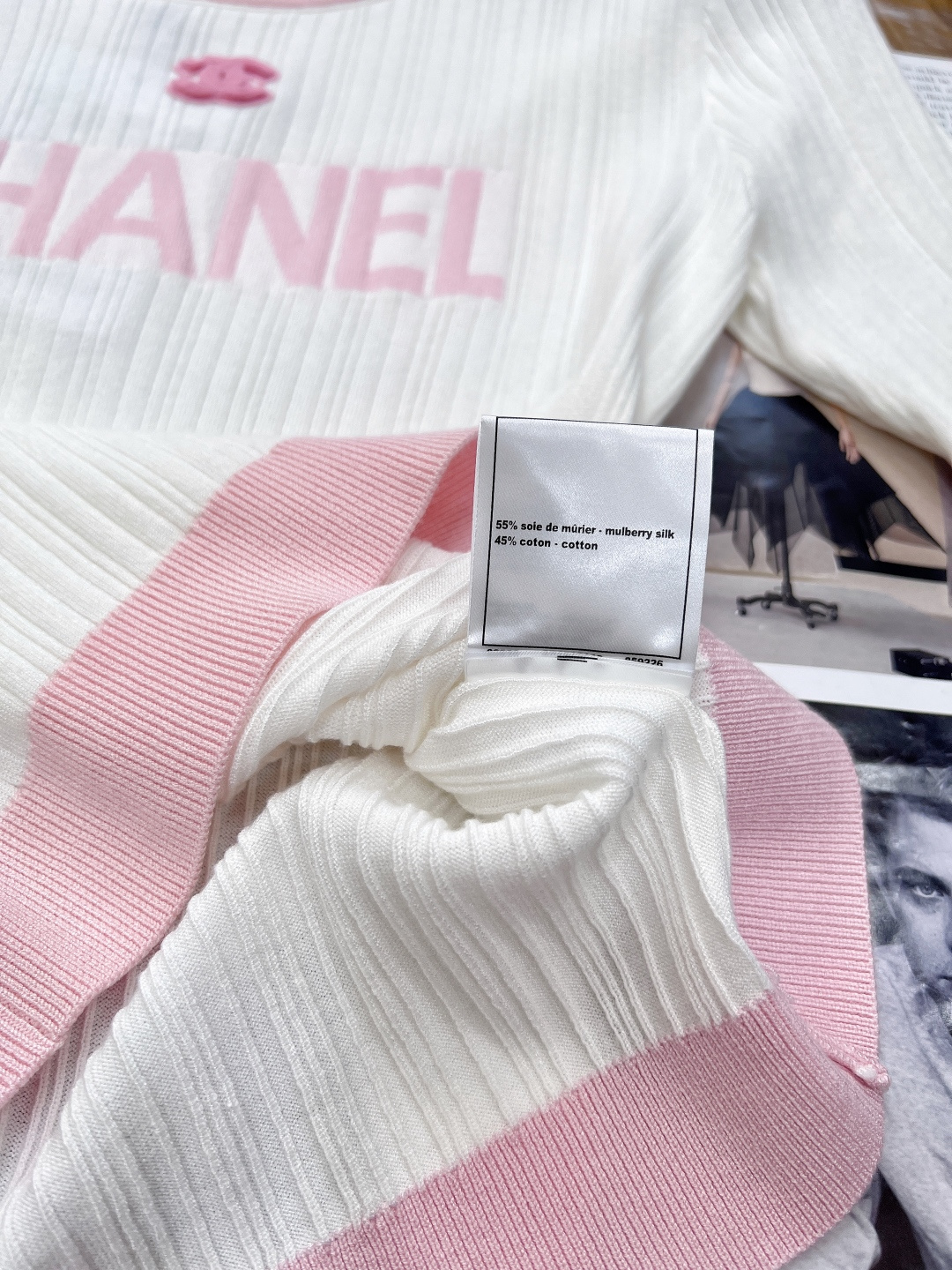 🆕CHANEL小香竖条纹字母提花针织短袖，这款竖条纹字母提花圆领针织短袖，把经典与清新玩出花💐 马卡龙条