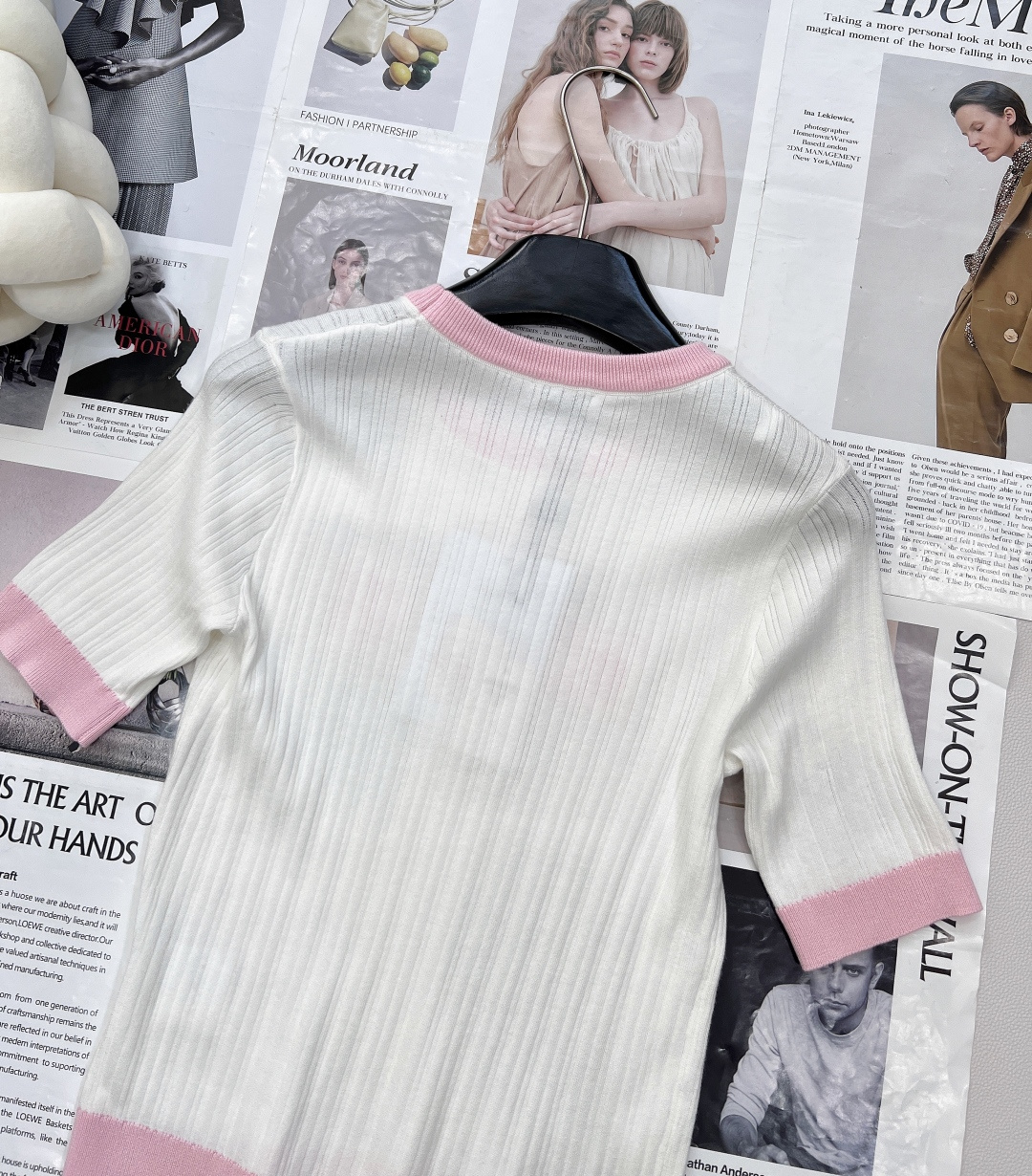 🆕CHANEL小香竖条纹字母提花针织短袖，这款竖条纹字母提花圆领针织短袖，把经典与清新玩出花💐 马卡龙条