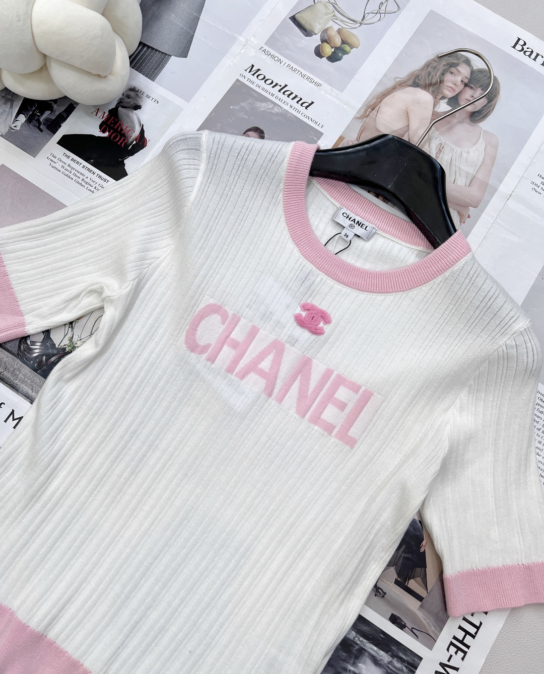 🆕CHANEL小香竖条纹字母提花针织短袖，这款竖条纹字母提花圆领针织短袖，把经典与清新玩出花💐 马卡龙条