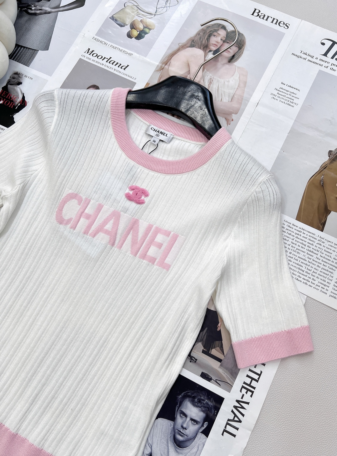 🆕CHANEL小香竖条纹字母提花针织短袖，这款竖条纹字母提花圆领针织短袖，把经典与清新玩出花💐 马卡龙条