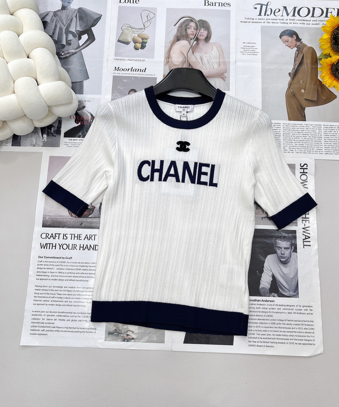 NO:426563,CHANEL Xiaoxiang vertical striped letter jacquard knitted short sleeves, this vertical striped letter jacquard round neck knitted short sleeves plays classic and fresh. The macaron striped color combination is superb, like a spring rainbow, energetic and sweet~ The vertical striped texture has a three-dimensional feeling, slim and not slim, outlining the graceful body shape. The classic letter jacquard on the chest is low-key to show the brand style. The round neck design is suitable for various neck lines. It is very unique in daily single wear and layering. It is easy to grasp the exquisite and relaxed feeling. It is a must-have for spring and summer outfits!  Complete three standards, large-scale products, size sml code, chanel, T-shirt, alexander wang19860909CHANEL小香竖条纹字母提花针织短袖,这款竖条纹字母提花圆领针织短袖,把经典与清新玩出花 马卡龙条纹配色超绝,像把春日彩虹穿身上,活力又甜酷~ 竖条纹理自带立体感,修身不勒肉,勾勒曼妙身形 胸前经典字母提花,低调彰显品牌格调,圆领设计适配各种脖颈线条,日常单穿、叠穿都很绝,轻松拿捏精致松弛感,春夏穿搭刚需必入！三标齐全,大货出 尺码sml 编码,,chanel,T-shirt,alexander wang,Women's clothing
