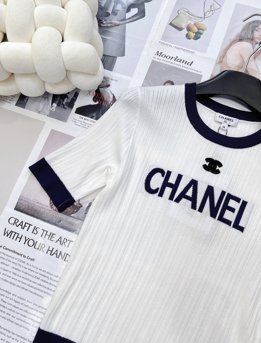 🆕CHANEL小香竖条纹字母提花针织短袖，这款竖条纹字母提花圆领针织短袖，把经典与清新玩出花💐 马卡龙条