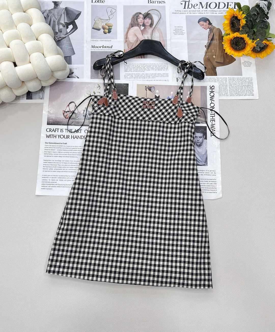 NO:426569,Miumiu2025SS new lace-up checked dress, customized YB twill cotton material, comfortable texture, breathable and easy to wear, suspender dress tailoring, black and white plaid elements, embellished with leather labels, details highlight taste, flat slim design wraps and fits the body, use tailoring and details to enhance the exquisiteness, stronger curvature, echoing the refreshing vacation atmosphere of the hot summer, use high-chest line contour cutting line to divide the upper and lower proportions, modify the lines, worry-free to buy, custom surface accessories, one series produces three standards, large-scale products, size sml code,,miumiu, skirts, alexander wang19860909Miumiu2025SS新款系带格纹连衣裙,定制YB斜纹全棉材质 质感舒适 透气好穿 吊带连衣裙剪裁 通体黑白格纹元素 配合皮标系带点缀 细节凸显品味 平口修身设计包裹贴身 利用剪裁和细节提升精致度 曲线感更强 呼应炎炎夏日的清爽度假气息 利用高胸线位轮廓裁剪线划分上下比例 修饰线条 入手无忧 定制面辅料,一个系列出三标齐全,大货出 尺码sml 编码,,miumiu,skirts,alexander wang,Women's clothing