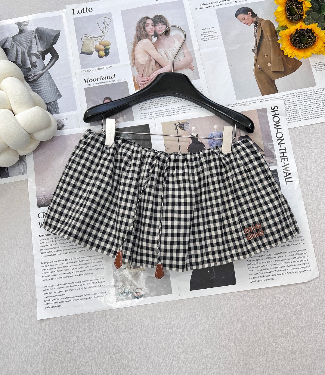 NO:426578,MIU MIU elastic waist mini plaid short skirt is simple and leisurely and comfortable to combine modern atmosphere, reinterpreting traditional styles with casual and casual femininity. The embroidered leather logo adds fashionable temperament, and the puffy skirt hem creates a recognizable retro style!  The hem of the skirt is light and flowing, the fabric is soft and comfortable, and it wraps the body gently like a cloud, making people immerse themselves in a romantic atmosphere for a second. Pair it with a pair of small high heels, and you are the shining star! Pair it with the same series of plaid shirts and Polo shirts, and become the sweetest girl in spring together!  The vibrant girlish atmosphere is full of age reduction. The contrasting plaid is very beautiful and the ultra-short design is matched with safety shorts. So don’t worry about exposing yourself to make your legs look longer as long as possible~ There are all series!  Complete three standards, large-scale products, size sml code, miumiu, high heels, skirts, shorts, shirts, alexander wang19860909MIU MIU 松紧腰迷你格子蓬蓬短款半裙 简约闲适糅合摩登氛围,以休闲随性的风格与轻松自在的女性气质,重释传统款式.刺绣皮徽标平添时髦气质,蓬蓬感裙摆塑造极具辨识度的复古格调！ 裙摆轻盈飘逸,面料柔软舒适,仿佛云朵般温柔包裹着身体,让人一秒沉浸在浪漫的氛围中 搭配一双小高跟鞋,你就是最闪亮的那颗星! 搭配同系列格子衬衫 Polo衫 一起成为春日里最甜美的少女吧！ 活力少女气息 减龄感满满 撞色格子搭配很好看超短设计 内里搭配安全短裤 所以不用担心走光最大限度的显长腿～ 一个系列都有出！三标齐全,大货出 尺码sml 编码,,miumiu,high heels,skirts,shorts,shirts,alexander wang,Women's clothing