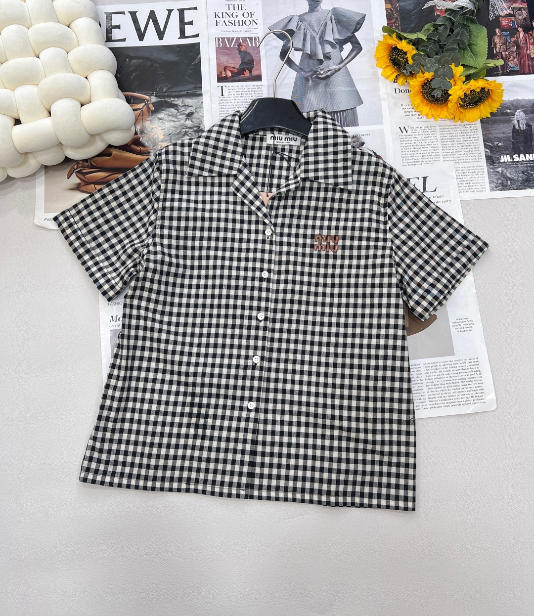 NO:426590,MIUMIU Retro Academy-style letters leather label embroidered plaid short-sleeved shirt - a perfect collision between girlishness and literary accent!   The clever splicing of stripes and plaids comes with a 1990s college filter, which seems to be a girl's single item that comes out of a retro pictorial~ Miu's tone is full, the girl's group's college style is moving, yb's customized plaids are full, the style is full, the style is cut in place, zero changes, and exquisite leather label embroidery, and the details are in full and the quality of workmanship is in place!  The logo embroidery design of the leather logo on the chest increases the layering, low-key and careful, the shoulder-oriented design modifies the shoulder lines, full of laziness, inner or layered, slim and classic, and any shot is very atmosphere. Paired with a high-waisted skirt = sweet girl is sweet, with jeans = American retro, layered knitted vest = Japanese salt girl!  It looks good no matter how you match it!  Can be matched with the same series of skirts, three-standard complete large-scale products, size sml code, miumiu, skirts, jeans,shirts, T-shirt, alexander wang19860909MIUMIU 复古学院风字母皮标刺绣格子短袖衬衫 ——少女感与文艺腔的完美碰撞！  条纹与格纹的巧妙拼接,自带90年代学院滤镜,仿佛从复古画报里走出来的少女单品～  miu腔调拉满 女团学院风走起 yb定制的格子纹路 格调拉满 版型裁剪到位 零改动哦 还有精致的皮标刺绣 细节做工品质全面到位！ 胸前皮标字母logo刺绣设计,增加层次感,低调又小心机,正肩的设计,修饰肩部线条,慵懒感十足,内搭或者叠穿,显瘦又经典,随便一拍都很有氛围感 搭高腰裙=甜妹本甜,配牛仔裤=美式复古,叠穿针织马甲=日系盐系少女！ 怎么搭配都好看！可搭配同系列半裙,三标齐全大货出 尺码sml 编码,,miumiu,skirts,jeans,shirts,T-shirt,alexander wang,Women's clothing
