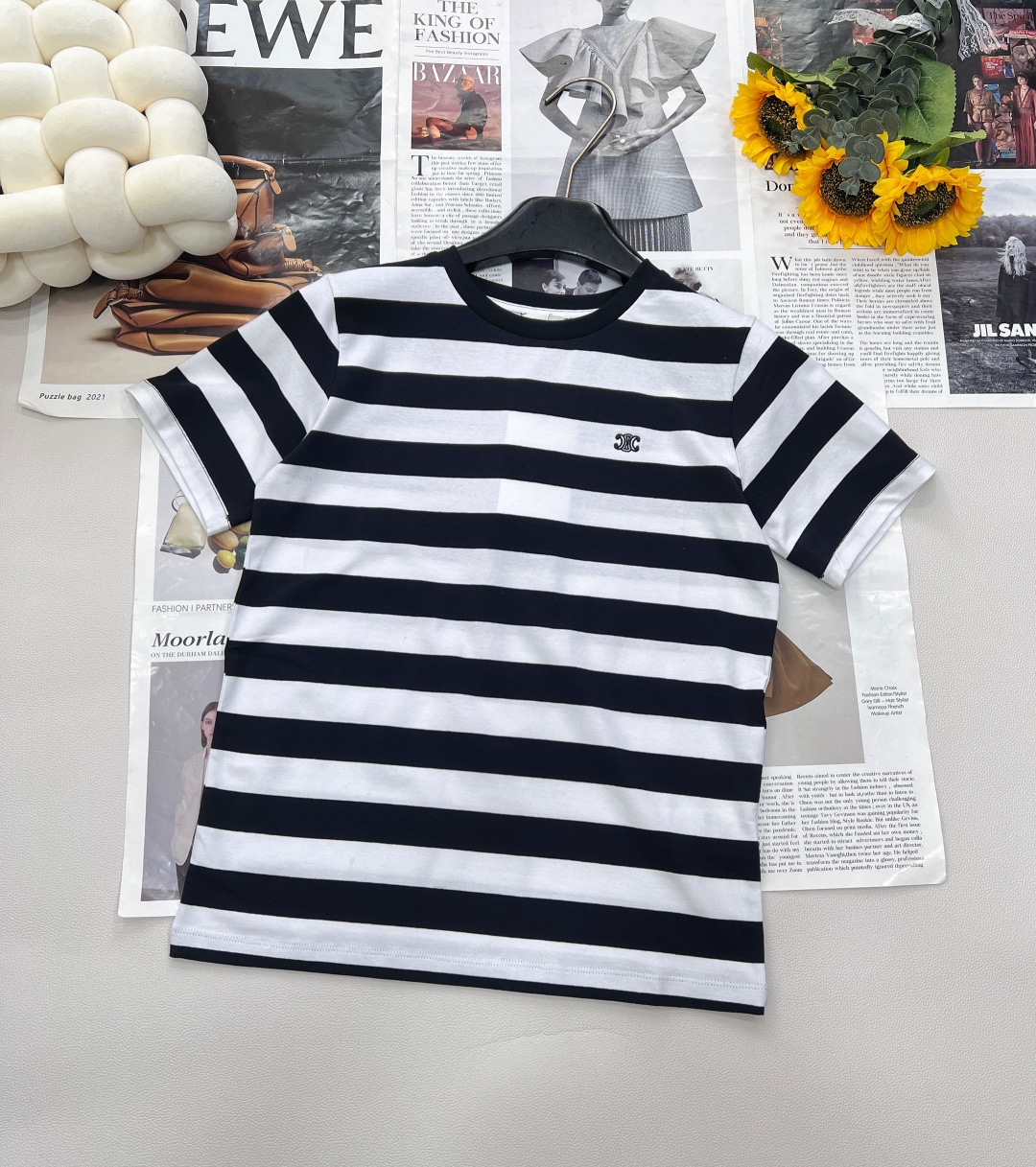 NO:426601,CELINE Arc de Triomphe embroidery striped short-sleeved T-shirt | Classic reproduction, French elegance The iconic Arc de Triomphe embroidery - presented with delicate stitches, hidden luxury in minimalist simplicity. Exquisite craftsmanship embellishes the chest, highlighting the brand genes of CELINE's low-key luxury. Minimalist black-edged stripes design - classic black and white contrasting colors, neat lines outline casual attitude, and easily control lazy and high-end. French effortless chic loose tailoring and comfortable cotton, summer layering or single wear can exude casual fashion. Combed cotton, breathable and skin-friendly Classic black and white color matching, never go wrong, versatile and not picky about people The simple and clean feeling of black and white stripes, complete three standards, large-scale size sml code, celine, T-shirt,tees, t-shirt,alexander wang19860909CELINE 凯旋门刺绣条纹短袖T恤 | 经典复刻,法式优雅 标志性凯旋门刺绣——以细腻针脚呈现,于极简中暗藏奢华底蕴 精致工艺点缀胸前,彰显CELINE低调奢华的品牌基因.  极简黑边条纹设计——经典黑白撞色,利落线条勾勒随性态度,轻松驾驭慵懒与高级感.  法式 effortless chic 宽松剪裁搭配舒适棉质,夏日叠穿或单穿皆能散发不经意的时髦.  精梳棉,透气亲肤  经典黑白配色,永远不会出错,百搭不挑人 黑白条纹的简单干净感,三标齐全,大货出 尺码sml 编码,,celine,T-shirt,tees，t-shirt,alexander wang,Women's clothing