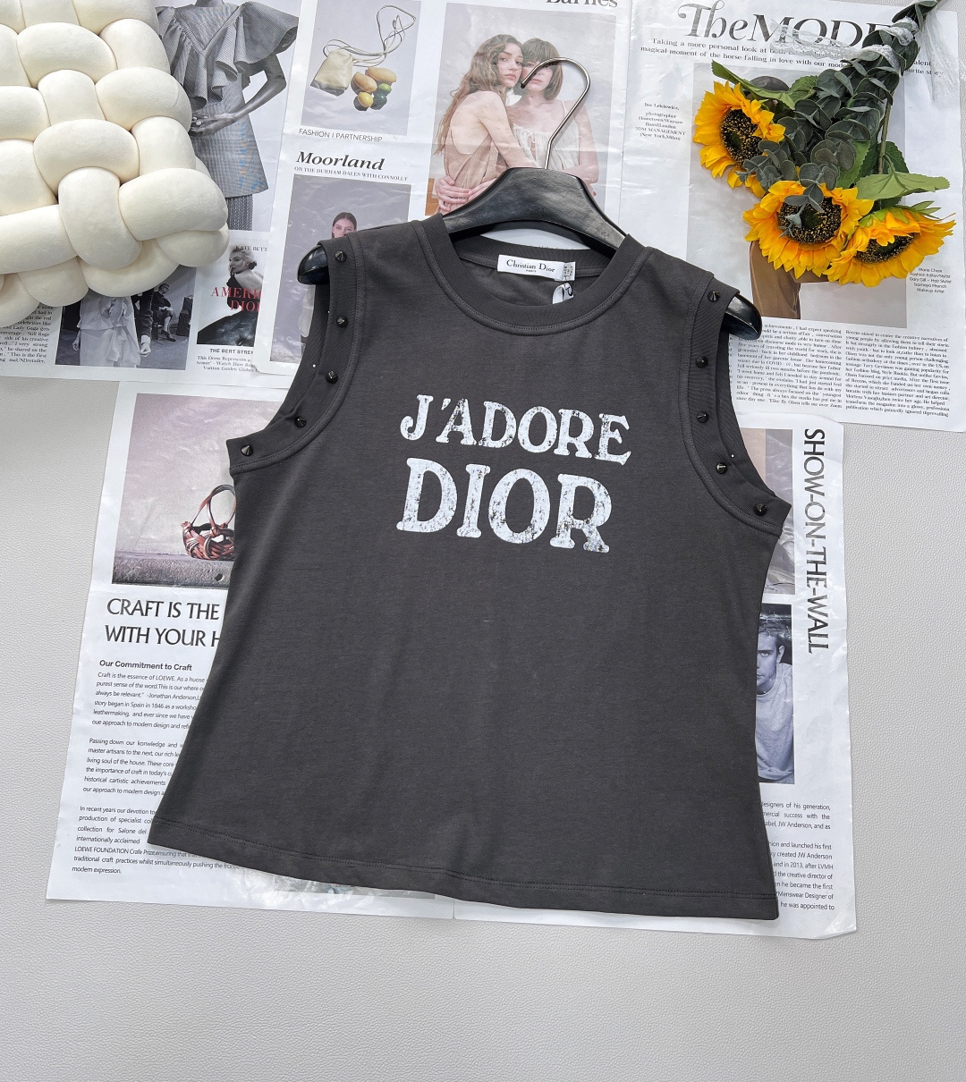 NO:427920,Dior2025SS new letter printed rivet made of old cotton vest, customized YB twill cotton material, comfortable texture, easy to wear, vest cut, delicate and soft, centered on the chest to depict the letter logo in the old style, highlighting the high-end feeling of outfit, edge thread treatment, cuffs and rivet design, make simple styles look unique, full of relaxed tone, fashionable neutral and cool, single wear and layering, first choice for fashionable outfits, customized surface accessories, three standards, two colors, size sml code, dior, alexander wang19860909Dior2025SS新款字母印花铆钉做旧全棉背心,定制YB斜纹全棉材质 质感舒适 弹力好穿 背心剪裁 通体细腻柔软 胸前居中以磨白作旧风格描绘字母徽标 凸显穿搭高级感 包边螺纹处理 袖口配合铆钉设计 让简单款式穿出个性 穿搭尽显松弛调性 洋气中性飒爽 单穿叠穿均可 四季时尚穿搭首选 定制面辅料,三标齐全,两色出 尺码sml 编码,,dior,alexander wang,Women's clothing