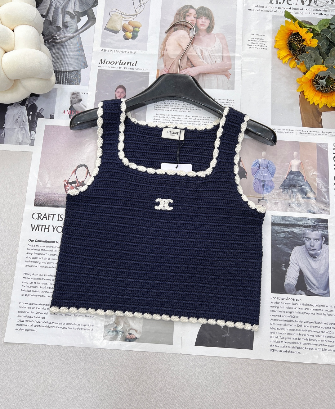 NO:427928,CELINE Hawaiian holiday hollow crochet Arc de Triomphe knit vest, hand-hooked flowers, the arch embroidery on the chest is very recognizable, and a variety of figures can be used to control the short style really shows proportions. Fresh and slightly pure atmosphere, showing the figure and right-angled shoulders. Classic cut, simple French elegance, color block design, timeless outfit elements, merging crochet elements and stripes, high-end. Atmospheric and yet feminine, complete three standards, large-scale products, size sml code, celine, alexander wang19860909CELINE 夏威夷度假镂空钩花凯旋门针织背心, 手工勾花 胸前凯旋门刺绣极具辨识度 多样身材都能驾驭 短款版型真的显比例 清新中略带一丝纯欲氛围感 又显身材又显直角肩 经典裁剪 简单的法式优雅 拼色设计永不过时的穿搭元素 将钩针元素和条纹融合在一起 高级.大气又不失女性柔美～三标齐全,大货出 尺码sml 编码,,celine,alexander wang,Women's clothing