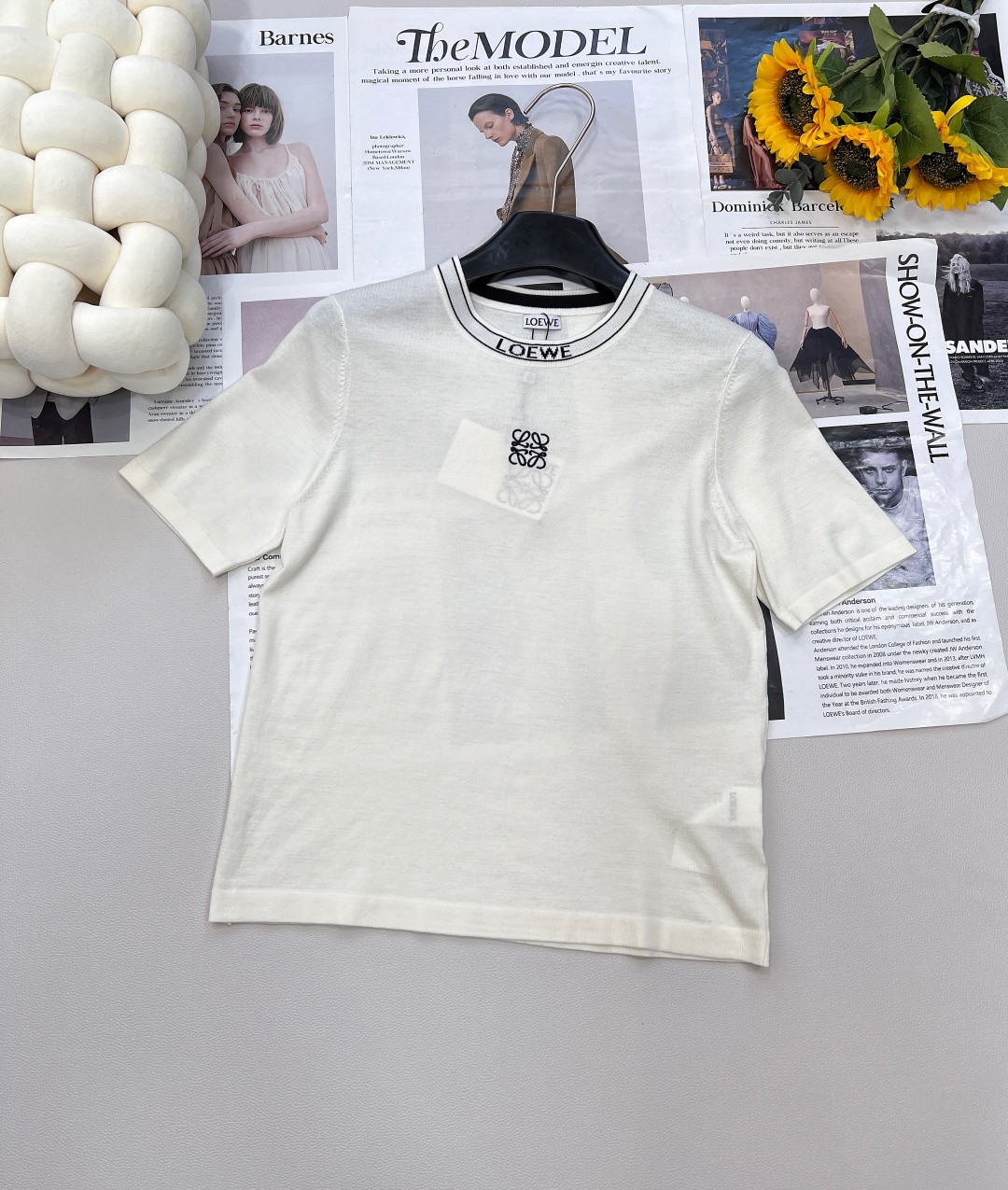 NO:427950,LOEWE chest letter logo embroidered knitted short sleeves 1!  The letter logo is exquisite and delicate, with a simple round neck + basic black and white color combination, and welds the 'low-key sense of high-end' on the body. It is age-reducing, fashionable, high-end and versatile, and it is so beautiful when you go out on the street. It is casual and fashionable. All body types can be easily controlled. Customized fabrics are comfortable to touch and wear very high. The texture is so good~ Daily commuting outfits are sweet and age-reducing, and the upper body looks slimming!  Complete three standards!  Two colors size sml code, loewe, T-shirt, alexander wang19860909LOEWE 胸前字母logo刺绣针织短袖 1 ！字母 logo 刺绣精致细腻,简约圆领+基础黑白配色,把“低调的高级感”焊在身上 减龄又时尚高级百搭不挑人,穿出街简直太好看了 随意又不失时髦度各种体型都可以轻松驾驭,定制面料敲舒服实穿率超高 质感好到爆~ 日常通勤穿搭 甜美减龄 上身显瘦气质！三标齐全！两色出 尺码sml 编码,,loewe,T-shirt,alexander wang,Women's clothing