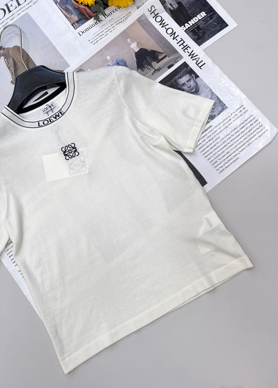 🆕 LOEWE 胸前字母logo刺绣针织短袖🔶1🔷 ！字母 logo 刺绣精致细腻，简约圆领+基础黑白配