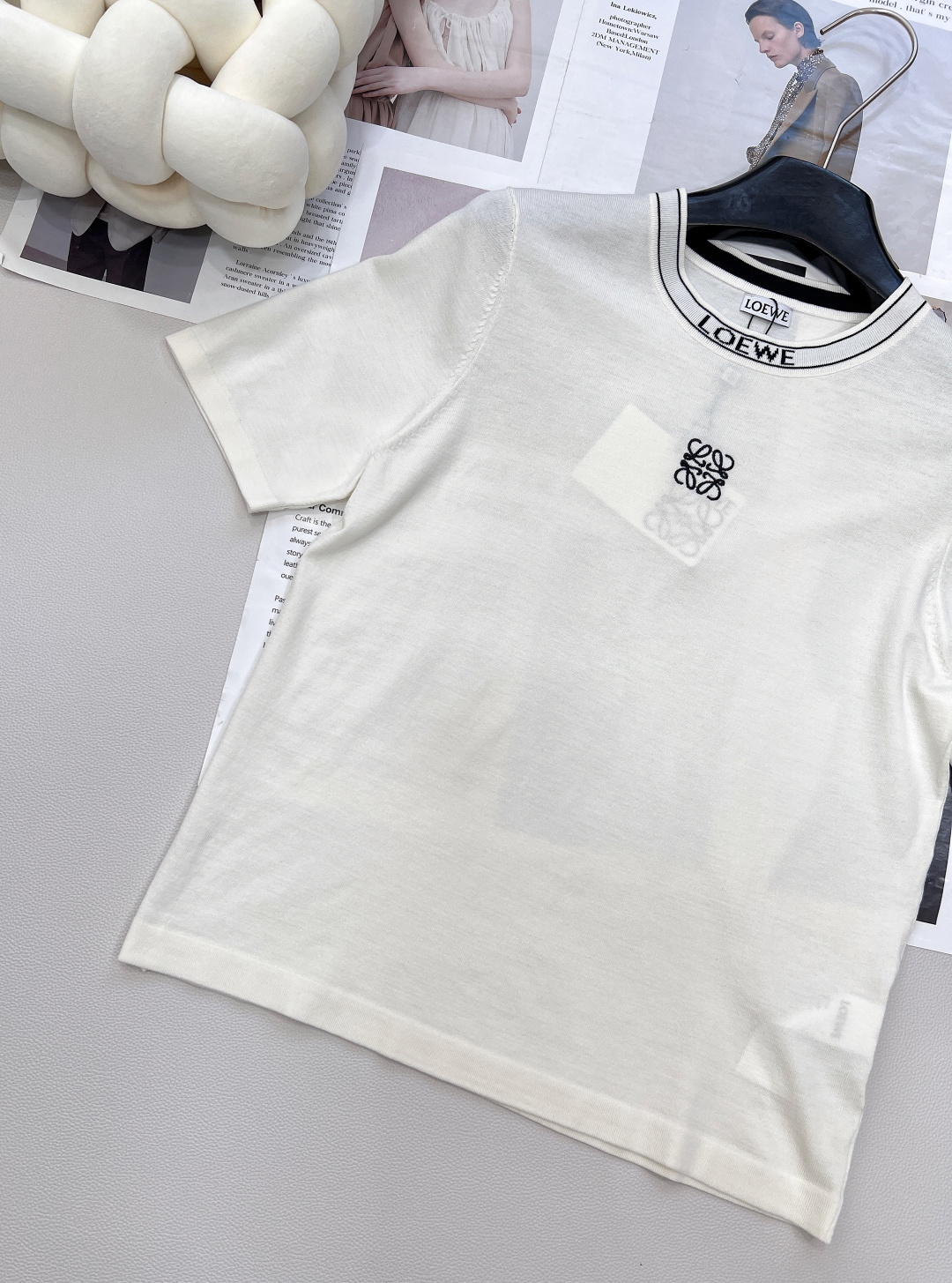 🆕 LOEWE 胸前字母logo刺绣针织短袖🔶1🔷 ！字母 logo 刺绣精致细腻，简约圆领+基础黑白配