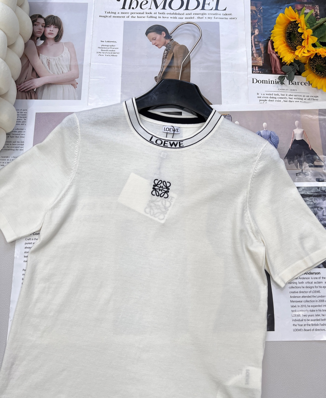 🆕 LOEWE 胸前字母logo刺绣针织短袖🔶1🔷 ！字母 logo 刺绣精致细腻，简约圆领+基础黑白配