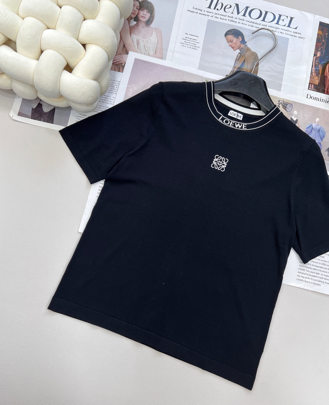 🆕 LOEWE 胸前字母logo刺绣针织短袖🔶1🔷 ！字母 logo 刺绣精致细腻，简约圆领+基础黑白配