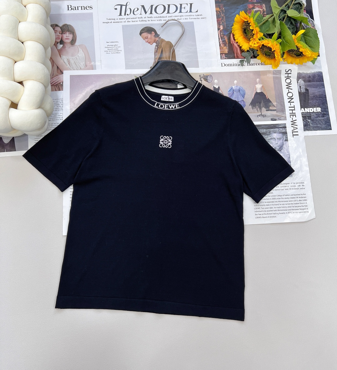 NO:427962,LOEWE chest letter logo embroidered knitted short sleeves 1!  The letter logo is exquisite and delicate, with a simple round neck + basic black and white color combination, and welds the 'low-key sense of high-end' on the body. It is age-reducing, fashionable, high-end and versatile, and it is so beautiful when you go out on the street. It is casual and fashionable. All body types can be easily controlled. Customized fabrics are comfortable to touch and wear very high. The texture is so good~ Daily commuting outfits are sweet and age-reducing, and the upper body looks slimming!  Complete three standards!  Two colors size sml code, loewe, T-shirt, alexander wang19860909LOEWE 胸前字母logo刺绣针织短袖 1 ！字母 logo 刺绣精致细腻,简约圆领+基础黑白配色,把“低调的高级感”焊在身上 减龄又时尚高级百搭不挑人,穿出街简直太好看了 随意又不失时髦度各种体型都可以轻松驾驭,定制面料敲舒服实穿率超高 质感好到爆~ 日常通勤穿搭 甜美减龄 上身显瘦气质！三标齐全！两色出 尺码sml 编码,,loewe,T-shirt,alexander wang,Women's clothing