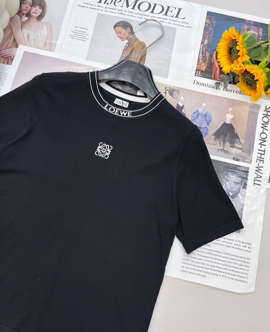 🆕 LOEWE 胸前字母logo刺绣针织短袖🔶1🔷 ！字母 logo 刺绣精致细腻，简约圆领+基础黑白配