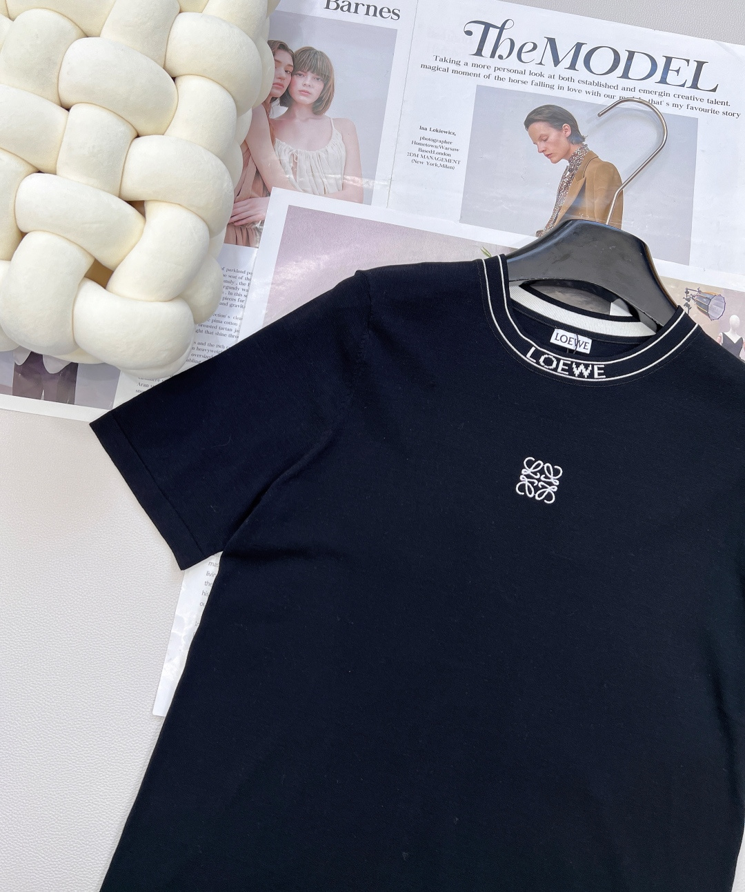 🆕 LOEWE 胸前字母logo刺绣针织短袖🔶1🔷 ！字母 logo 刺绣精致细腻，简约圆领+基础黑白配