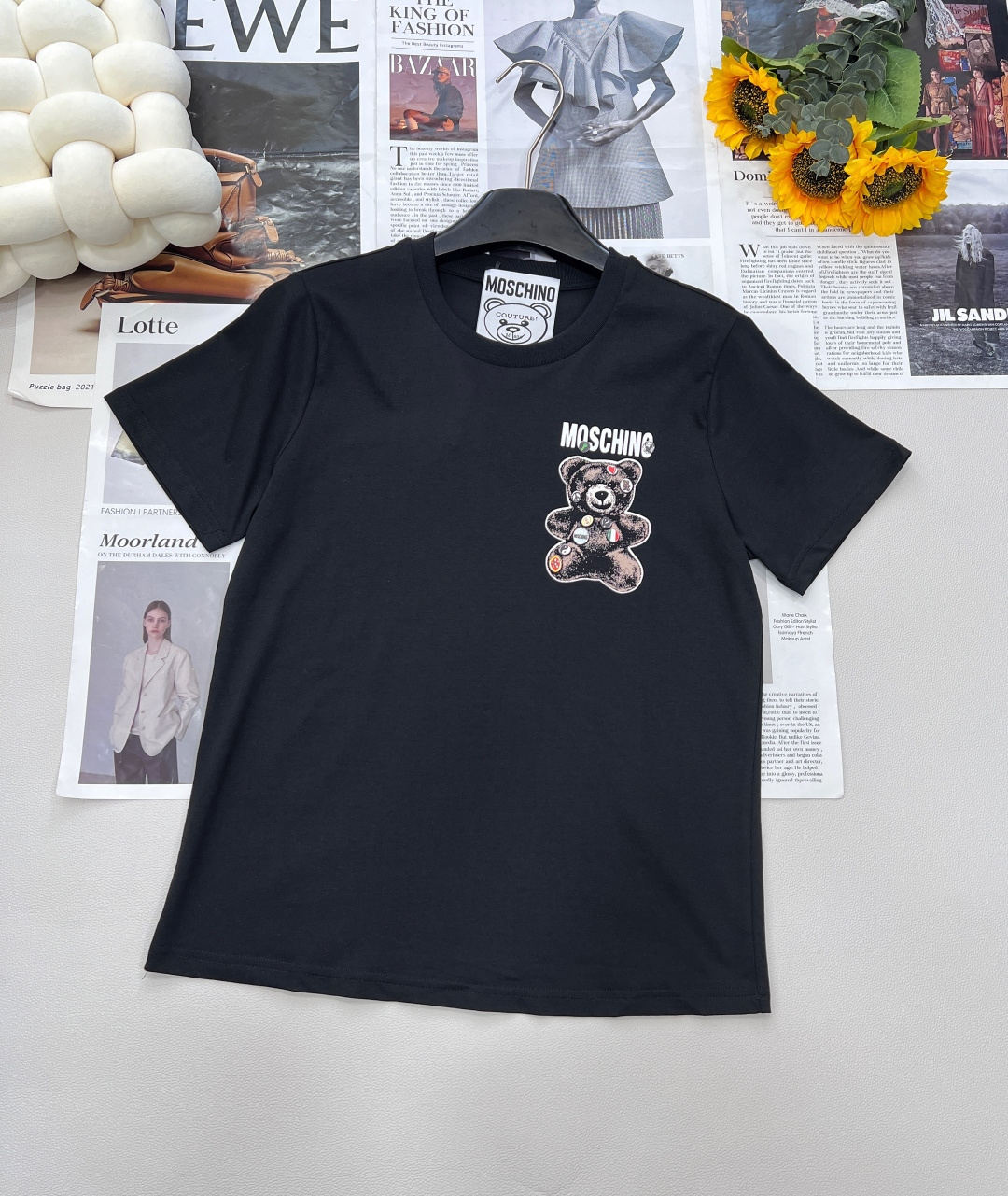 NO:427974,2025SS new MOSCHINO button bear letter printed T-shirt is fashionable and personalized, super versatile and beautiful short-sleeved style, easy to wear!  It is made of pure cotton fabric, with a soft and delicate feel, skin-friendly and breathable on the upper body, making it very comfortable to wear with close body!  A good T with a sense of design satisfies your multiple styling wishes, and the incorporation of cute button bear elements will make this short-sleeved one completely transformed, satisfying your unconventional taste and artistic temperament!  The buttoned bear letter design on the chest is designed, which is lively and lively but not too fancy. It is cute!  Cute and playful!  I really like this careful design ~ the three standards are complete, large-scale products are available SML code, T-shirt,tees, t-shirt,alexander wang198609092025SS新款 MOSCHINO扣子小熊字母印花T恤 时尚又个性,超级百搭好看的一款短袖,轻松穿出凹造型！ 采用纯棉面料材质,手感柔软细腻,上身亲肤透气,贴身穿非常舒服的哦！一件有设计感的好T满足你多个造型愿望,融入可爱的扣子小熊元素更是让这件短袖脱胎换骨,满足你的脱俗的品味和拥有艺术气质！ 胸前的是扣子小熊字母设计,减龄活泼但是又不会过于花哨,可可爱爱！萌趣又俏皮！真是好喜欢这样用心的设计～三标齐全,大货出 尺码sml 编码,,T-shirt,tees，t-shirt,alexander wang,Women's clothing