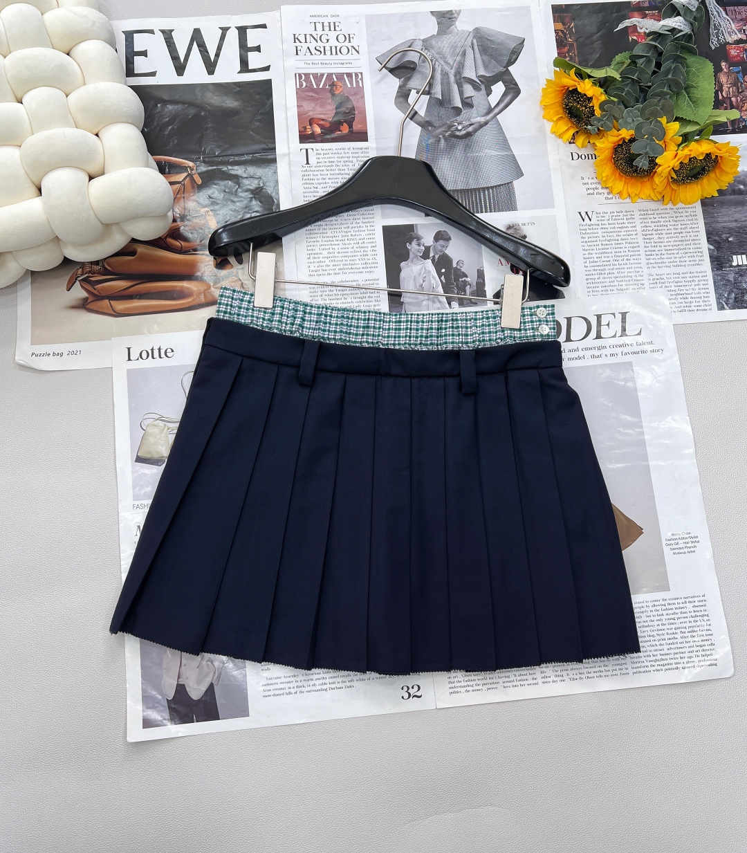 NO:427980,MIUMIU green plaid pleated skirt, miuli miu-style college style series, three-dimensional logo embroidery, hide the flesh and make it look slim and detailed. The fabric is made of beaded cotton, breathable and comfortable, suitable for summer wear. Classic low-waisted A-line skirt, this season's latest plaid pleated waist, front and rear pieces are heavy pleated, exquisite craftsmanship and high-end, full of girlishness ~ three standards, large-scale products are size sml code,,miumiu, skirts, alexander wang19860909MIUMIU 绿色格纹拼接百褶半裙,miu里miu气的学院风系列 立体logo刺绣 藏肉显瘦,细节到位. 面料珠地棉材质,透气舒适,适合夏天穿着. 经典低腰A字裙型,这一季最新的格子拼接腰身,前后片重工打褶,褶位和褶量精致工艺高级,满满的少女感～三标齐全,大货出 尺码sml 编码,,miumiu,skirts,alexander wang,Women's clothing