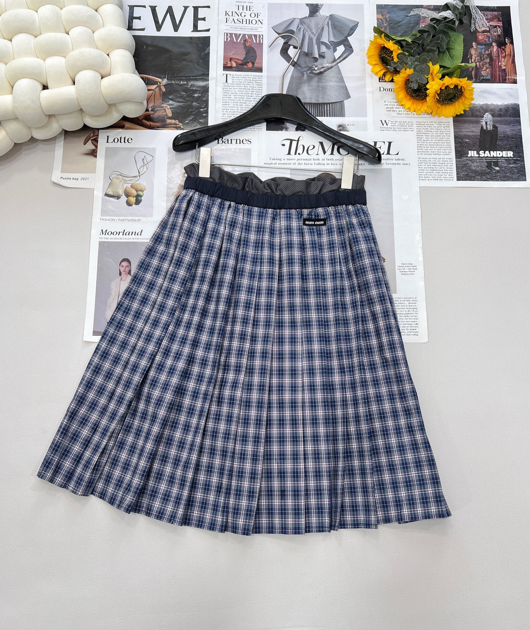 NO:427986,Miumiu25Ss spring and summer new intellectual classic plaid pleated long skirt丨High version production!  Customized woven fabrics, decorated with brand logo patches, mesh spliced ​​lace elastic waist (it is recommended to expose the waist) a must-have skirt for the wardrobe. The visual effect is touching at a glance. It is slim and versatile. Who can not love it!  The high-waist design extends the height ratio, making the legs look longer!  Small girls can also handle it completely!  Pleated skirts are truly timeless. Whether in terms of practical wear or fashionable, they are double-full scores and are one of the must-have items in autumn and winter!  Customized fabrics have a very good texture, complete three standards, large-scale products, size sml code, miumiu, skirts, alexander wang19860909Miumiu25Ss春夏新款知识分子经典格纹百褶长款半裙丨高版出品！定制色织面料 饰有品牌标识贴饰 网纱拼接蕾丝松紧腰头（穿搭建议露出腰头）衣柜必备的小短裙 冲击视觉效果一眼心动的即视感显瘦百搭谁能不爱！ 高腰设计更是拉长身高比例 超级显腿长！小个子女生也是完全都能驾驭的！ 百褶裙真的是永不过时的存在 无论从实穿性还是时髦度都是双满分是秋冬必入的单品之一！定制面料质感非常好,三标齐全,大货出 尺码sml 编码,,miumiu,skirts,alexander wang,Women's clothing