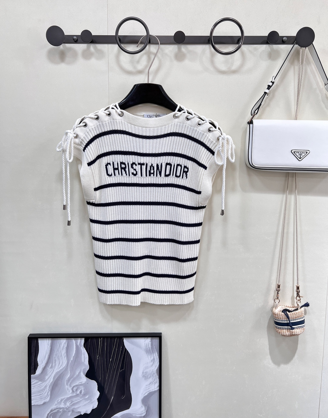 NO:427992,DIOR's new striped shoulder button twist rope knit vest, classic striped elements hit the unique shoulder button twist rope design, D's vest directly stretches the fashion sense, striped control ecstasy!  Simple and retro stripes, with French romantic filters, daily street or party explosions, put them on your body, easily grasp the relaxed and fashionable feeling~ The shoulder button twist rope is super eye-catching and can be adjusted freely. If you want to tighten the lines to show the hot girl's figure, or looseness creates a lazy atmosphere, it is up to you to decide!  The knitted fabric is soft and glutinous, skin-friendly, breathable and sweat-free, and the comfort is full, and there is no burden to go wild for a day~ It is also super versatile. It is layered with shirts inside, and the literary sense is full; it is worn with high-waisted pants/short skirts, and the long legs are instantly get. No matter what style, it can be perfectly adapted, and it is a perfect 'wearing panacea', and whoever wears it looks good in the series!  Complete three standards, two colors, size sml code, dior, dior, skirts, shirts, alexander wang19860909DIOR新款条纹肩扣扭绳针织背心 ,经典条纹元素撞上别致肩扣扭绳设计,D家这款背心直接把时尚感拉满 条纹控狂喜！简约又复古的条纹,自带法式浪漫滤镜,日常出街or聚会炸场,往身上一搭,轻松拿捏松弛时髦感~ 肩扣扭绳超吸睛 可自由调节,想紧塑线条显辣妹身材,or松垮营造慵懒氛围,全由你说了算！针织面料软糯亲肤,透气不闷汗,舒适度直接拉满,暴走一天也没负担～ 搭配也超万能 内搭衬衫叠穿,文艺感拉满；单穿配高腰裤/短裙,大长腿瞬间get 无论什么风格,它都能完美适配,妥妥的“穿搭万金油”,谁穿谁好看系列！ 三标齐全,两色出 尺码sml 编码,,dior,dior,skirts,shirts,alexander wang,Women's clothing