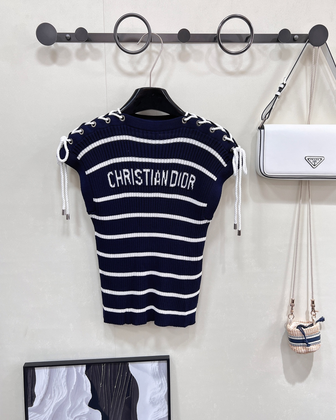 NO:428004,DIOR's new striped shoulder button twist rope knit vest, classic striped elements hit the unique shoulder button twist rope design, D's vest directly stretches the fashion sense, striped control ecstasy!  Simple and retro stripes, with French romantic filters, daily street or party explosions, put them on your body, easily grasp the relaxed and fashionable feeling~ The shoulder button twist rope is super eye-catching and can be adjusted freely. If you want to tighten the lines to show the hot girl's figure, or looseness creates a lazy atmosphere, it is up to you to decide!  The knitted fabric is soft and glutinous, skin-friendly, breathable and sweat-free, and the comfort is full, and there is no burden to go wild for a day~ It is also super versatile. It is layered with shirts inside, and the literary sense is full; it is worn with high-waisted pants/short skirts, and the long legs are instantly get. No matter what style, it can be perfectly adapted, and it is a perfect 'wearing panacea', and whoever wears it looks good in the series!  Complete three standards, two colors, size sml code, dior, dior, skirts, shirts, alexander wang19860909DIOR新款条纹肩扣扭绳针织背心 ,经典条纹元素撞上别致肩扣扭绳设计,D家这款背心直接把时尚感拉满 条纹控狂喜！简约又复古的条纹,自带法式浪漫滤镜,日常出街or聚会炸场,往身上一搭,轻松拿捏松弛时髦感~ 肩扣扭绳超吸睛 可自由调节,想紧塑线条显辣妹身材,or松垮营造慵懒氛围,全由你说了算！针织面料软糯亲肤,透气不闷汗,舒适度直接拉满,暴走一天也没负担～ 搭配也超万能 内搭衬衫叠穿,文艺感拉满；单穿配高腰裤/短裙,大长腿瞬间get 无论什么风格,它都能完美适配,妥妥的“穿搭万金油”,谁穿谁好看系列！ 三标齐全,两色出 尺码sml 编码,,dior,dior,skirts,shirts,alexander wang,Women's clothing