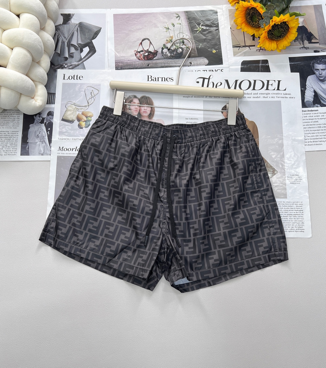 NO:427958,FENDI double F presbyop casual shorts classic replica, new interpretation of old-fashioned flowers. The iconic double F Monogram print, loose silhouette encounters neat tailoring, relaxed and moderate, high-end and lazy. It can withstand the cycle of fashion and is filled with retro feel. The combination of charm and basic styles is combined, with a playful meaning and romantic style. Classic presbyops are always classic and durable, and the overall color scheme is very comfortable!  All-match leisure, beach vacation, home leisure, gym equipment, morning and night running, practicality and functionality. The three standards are complete, large-scale products are size sml code, fendi, shorts, alexander wang19860909FENDI 双F老花休闲短裤 经典复刻,老花新绎 标志性双F Monogram印花,宽松廓形邂逅利落剪裁,松弛有度,高级慵懒 经得住时尚的轮回,弥漫着复古feel 将魅力风情与基础款式融合糅合,戏谑意味与浪漫风情,经典老花总是经典耐看,配色整体是让人非常舒服的！ 百搭休闲,海边度假、居家休闲、健身房装备,晨跑夜跑都必备,实用度兼顾功能性.三标齐全,大货出 尺码sml 编码,,fendi,shorts,alexander wang,Women's clothing