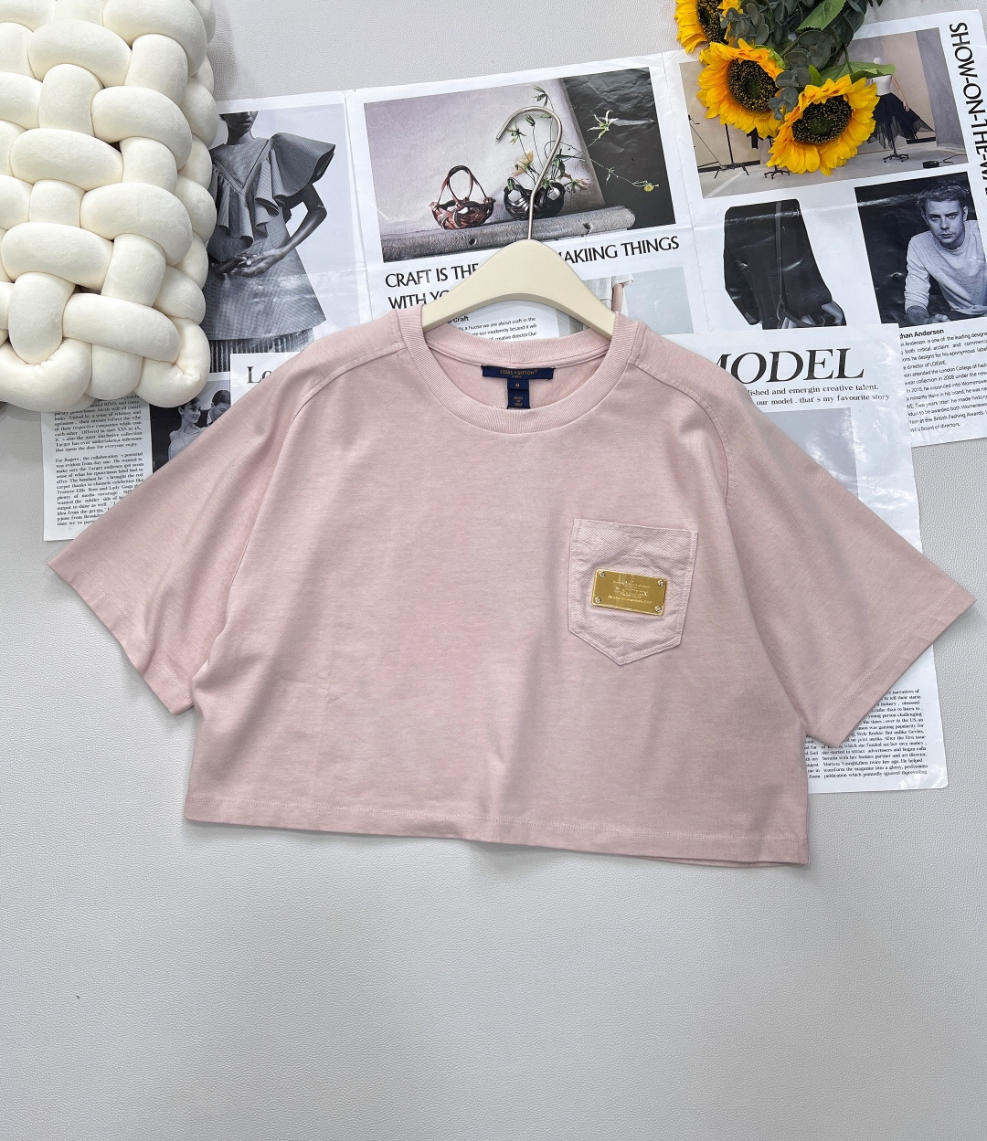 NO:427970,Louis Vuitton 2025 new short pocket metal short-sleeved T-shirt, customized YB gram heavy cotton material, breathable and comfortable, full texture, short T-shirt cut highlights the brand style, made of gram heavy cotton, slightly elastic, and gives a slimming visual effect. The tone is set by letter logos on the front chest pocket. Exquisite metal engraving. Rich visual effect. Create a fashionable and personalized style. The brand's high-end design sense is full. The inner wear is brilliant and fashionable. Please note when placing an order. Customized surface accessories. Accurate version, complete three standards, large-scale products. Size sml code,,louis vuitton, T-shirt,tees, t-shirt,alexander wang19860909Louis Vuitton2025新款短款口袋金属短袖T恤, 定制YB克重全棉材质 透气舒适 质感十足 短款T恤裁剪 凸显品牌格调 采用克重纯棉制成 略带有弹力 呈现显瘦视觉效果 前胸口袋之上以字母徽标奠定基调 精致金属印刻 丰富视觉效果 打造时尚的个性风格 品牌高级设计感拉满 单穿内搭都出彩时髦 下单注意 定制面辅料 认准版本,三标齐全,大货出 尺码sml 编码,,louis vuitton,T-shirt,tees，t-shirt,alexander wang,Women's clothing