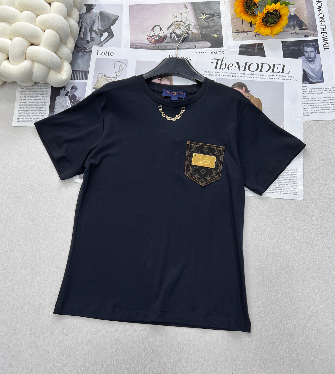 NO:427994,Louis Vuitton25Ss spring and summer new model MONOGRAM denim jacquard patch iron piece pocket round neck short-sleeved T-shirt | Exclusive yb development!  High-end production!  The soft and comfortable cotton knitted material is classic, fashionable and high-end!  The style is not picky about others and looks slim!  Highly recommended casual temperament items. Three-standard complete large-scale products. Size sml code, louis vuitton, T-shirt,tees, t-shirt,alexander wang19860909Louis Vuitton25Ss春夏新款 MONOGRAM牛仔提花贴布铁片口袋圆领短袖T恤丨独家yb开发！高版出品！取材柔软舒适的棉质针织,经典时髦又高级！版型不挑人上身巨显瘦！强烈推荐休闲气质单品.三标齐全大货出 尺码sml 编码,,louis vuitton,T-shirt,tees，t-shirt,alexander wang,Women's clothing