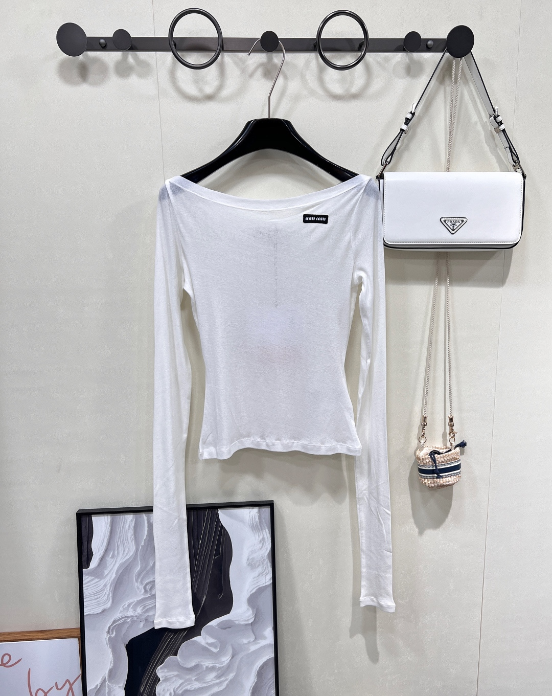 NO:428007,MIUMIU logo small logo one-length collar thin base shirt long-sleeved T-shirt low-key luxury, texture choice* - Classic logo small logo, simple but not simple, showing the exquisite style of MIUMIU. - One-length collar design, smooth tailoring, modify shoulder lines, comfortable and slimming. - Light and soft fabric, skin-friendly and breathable, elegant and full of single or inner wear. Base shirt T-shirt fabric is light and comfortable, can be used as a sunscreen clothes, layered, very nice, the whole proportion is particularly good, it can also modify the shoulder and arm lines, basically not picky about people, the upper body is very casual and comfortable, the whole person's head and body proportion is very good, which is more suitable for daily wear, the details are also well handled, both design and practical, daily commuting outfits are complete in three standards, three colors are out of size sml  encoding, miumiu,tees,t-shirt,alexander wang19860909MIUMIU 徽标小logo一字领薄款打底衫长袖T恤 低调奢华,质感之选*  - 经典徽标小logo,简约而不简单,展现MIUMIU的精致格调.  - 一字领设计,流畅剪裁,修饰肩线,舒适又显瘦.  - 轻薄柔软面料,亲肤透气,单穿或内搭都优雅满分.  打底衫T恤 面料轻薄舒适 可当防晒衣 可叠穿 无论怎么搭配都很nice,整个比例特别好看,还能修饰肩膀和手臂线条,基本不挑人穿,上身还很随性又舒适,整个人的头身比例很好,比较适合日常穿搭,细节处理也很到位,兼具设计感与实穿性,日常通勤穿搭都三标齐全,三色出 尺码sml 编码,,miumiu,tees，t-shirt,alexander wang,Women's clothing