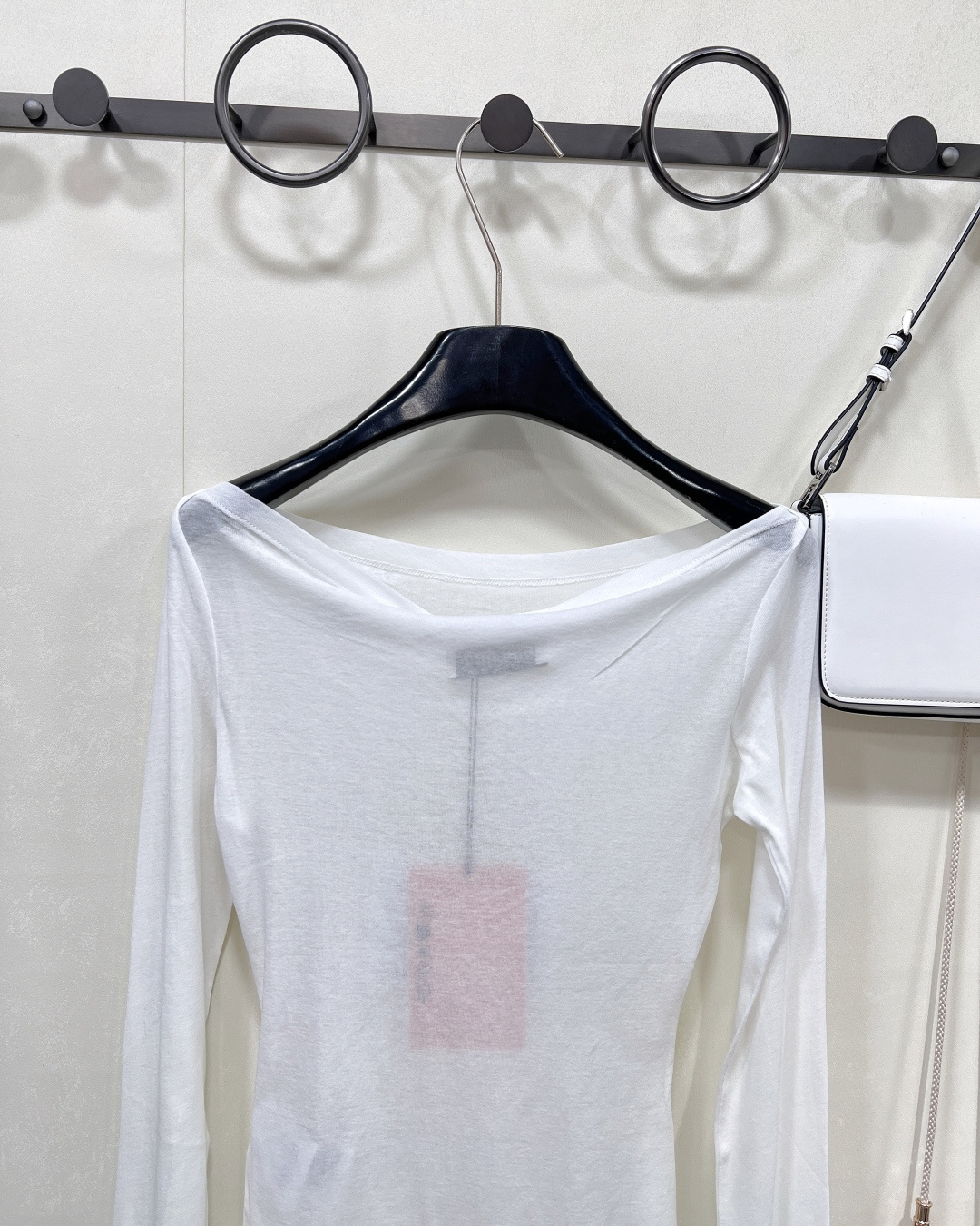 🆕 MIUMIU 徽标小logo一字领薄款打底衫长袖T恤✨ 低调奢华，质感之选*✨ - 经典徽标小log
