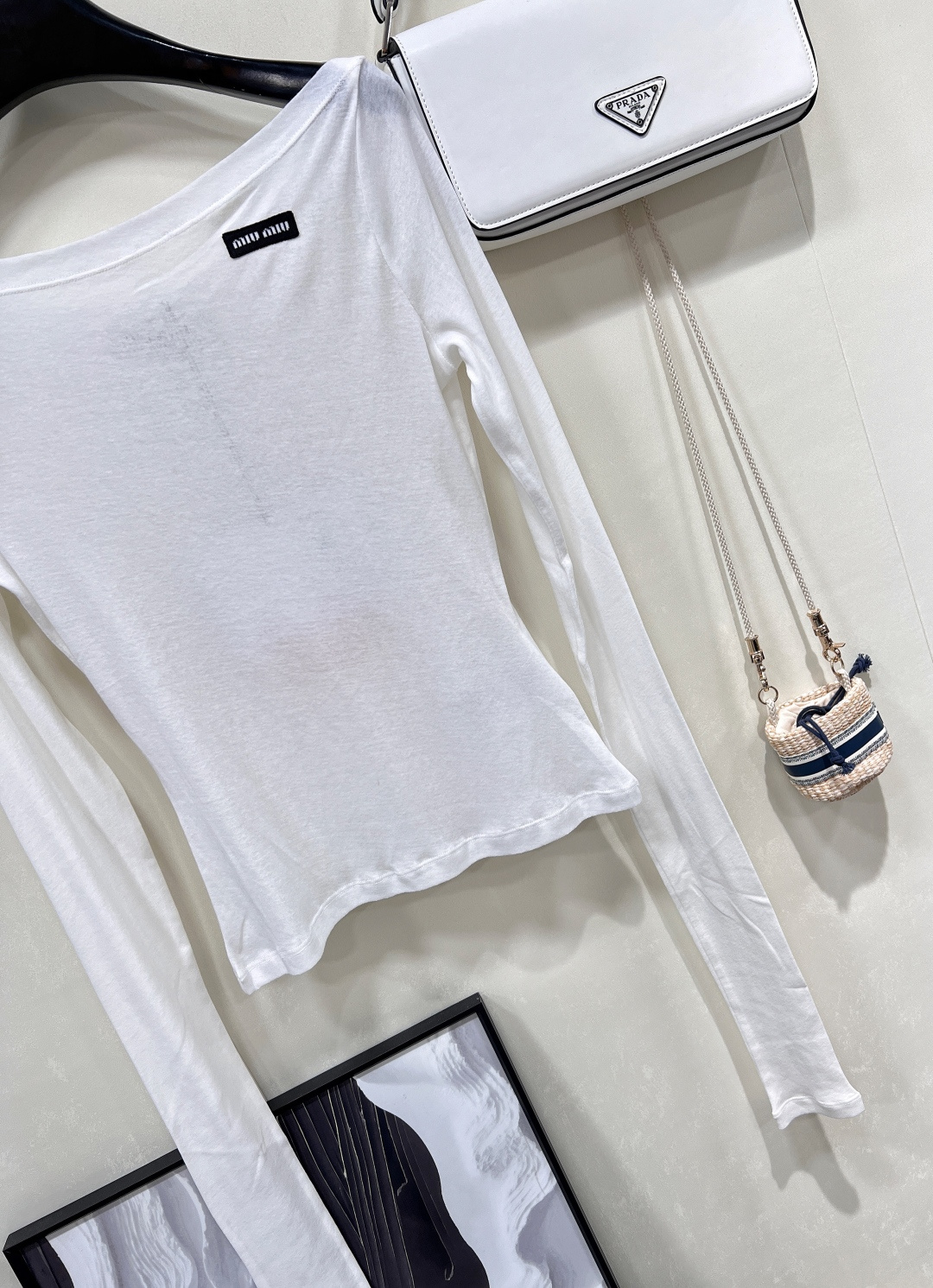 🆕 MIUMIU 徽标小logo一字领薄款打底衫长袖T恤✨ 低调奢华，质感之选*✨ - 经典徽标小log