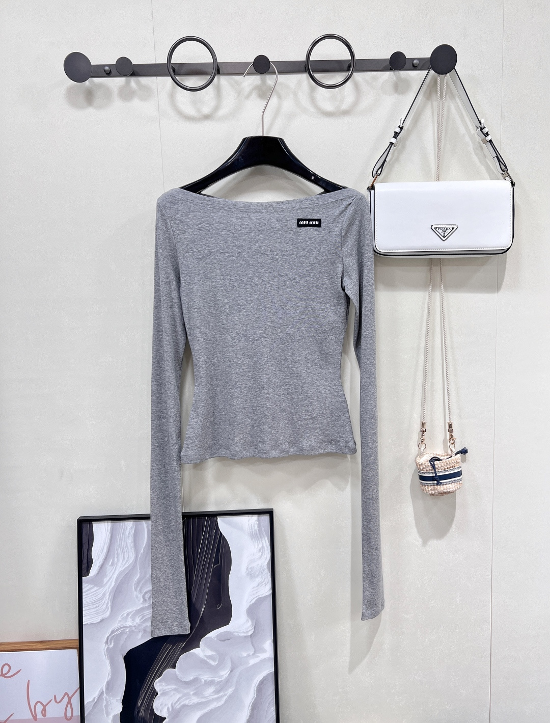 NO:427959,MIUMIU logo small logo one-length collar thin base shirt long-sleeved T-shirt low-key luxury, texture choice* - Classic logo small logo, simple but not simple, showing the exquisite style of MIUMIU. - One-length collar design, smooth tailoring, modify shoulder lines, comfortable and slimming. - Light and soft fabric, skin-friendly and breathable, elegant and full of single or inner wear. Base shirt T-shirt fabric is light and comfortable, can be used as a sunscreen clothes, layered, very nice, the whole proportion is particularly good, it can also modify the shoulder and arm lines, basically not picky about people, the upper body is very casual and comfortable, the whole person's head and body proportion is very good, which is more suitable for daily wear, the details are also well handled, both design and practical, daily commuting outfits are complete in three standards, three colors are out of size sml  encoding, miumiu,tees,t-shirt,alexander wang19860909MIUMIU 徽标小logo一字领薄款打底衫长袖T恤 低调奢华,质感之选*  - 经典徽标小logo,简约而不简单,展现MIUMIU的精致格调.  - 一字领设计,流畅剪裁,修饰肩线,舒适又显瘦.  - 轻薄柔软面料,亲肤透气,单穿或内搭都优雅满分.  打底衫T恤 面料轻薄舒适 可当防晒衣 可叠穿 无论怎么搭配都很nice,整个比例特别好看,还能修饰肩膀和手臂线条,基本不挑人穿,上身还很随性又舒适,整个人的头身比例很好,比较适合日常穿搭,细节处理也很到位,兼具设计感与实穿性,日常通勤穿搭都三标齐全,三色出 尺码sml 编码,,miumiu,tees，t-shirt,alexander wang,Women's clothing