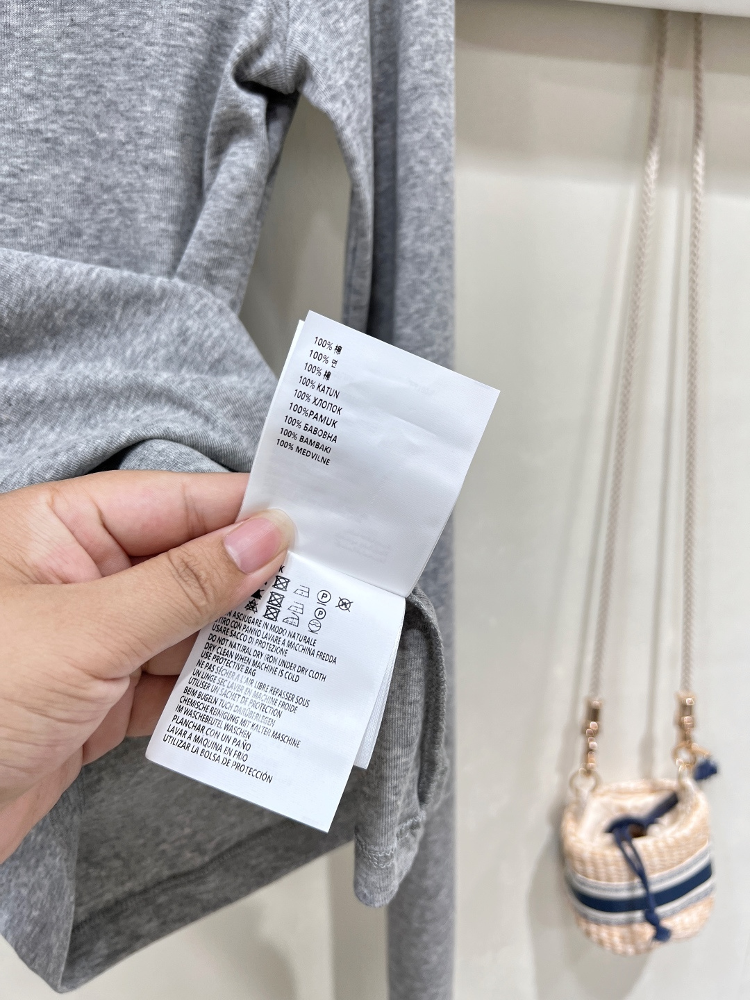 🆕 MIUMIU 徽标小logo一字领薄款打底衫长袖T恤✨ 低调奢华，质感之选*✨ - 经典徽标小log