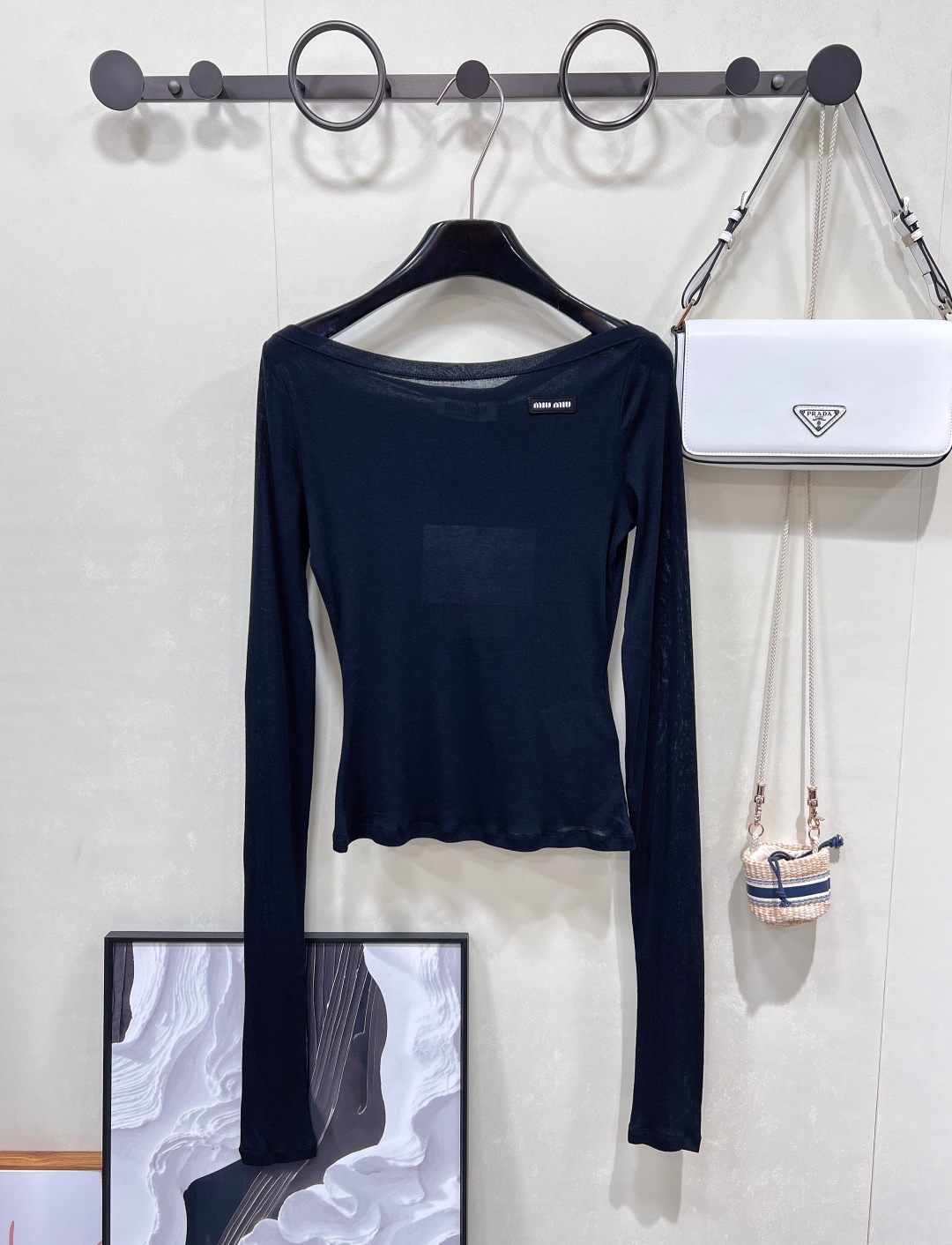 NO:427971,MIUMIU logo small logo one-length collar thin base shirt long-sleeved T-shirt low-key luxury, texture choice* - Classic logo small logo, simple but not simple, showing the exquisite style of MIUMIU. - One-length collar design, smooth tailoring, modify shoulder lines, comfortable and slimming. - Light and soft fabric, skin-friendly and breathable, elegant and full of single or inner wear. Base shirt T-shirt fabric is light and comfortable, can be used as a sunscreen clothes, layered, very nice, the whole proportion is particularly good, it can also modify the shoulder and arm lines, basically not picky about people, the upper body is very casual and comfortable, the whole person's head and body proportion is very good, which is more suitable for daily wear, the details are also well handled, both design and practical, daily commuting outfits are complete in three standards, three colors are out of size sml  Code m, miumiu,tees,t-shirt,alexander wang19860909MIUMIU 徽标小logo一字领薄款打底衫长袖T恤 低调奢华,质感之选*  - 经典徽标小logo,简约而不简单,展现MIUMIU的精致格调.  - 一字领设计,流畅剪裁,修饰肩线,舒适又显瘦.  - 轻薄柔软面料,亲肤透气,单穿或内搭都优雅满分.  打底衫T恤 面料轻薄舒适 可当防晒衣 可叠穿 无论怎么搭配都很nice,整个比例特别好看,还能修饰肩膀和手臂线条,基本不挑人穿,上身还很随性又舒适,整个人的头身比例很好,比较适合日常穿搭,细节处理也很到位,兼具设计感与实穿性,日常通勤穿搭都三标齐全,三色出 尺码sml 编码m,,miumiu,tees，t-shirt,alexander wang,Women's clothing