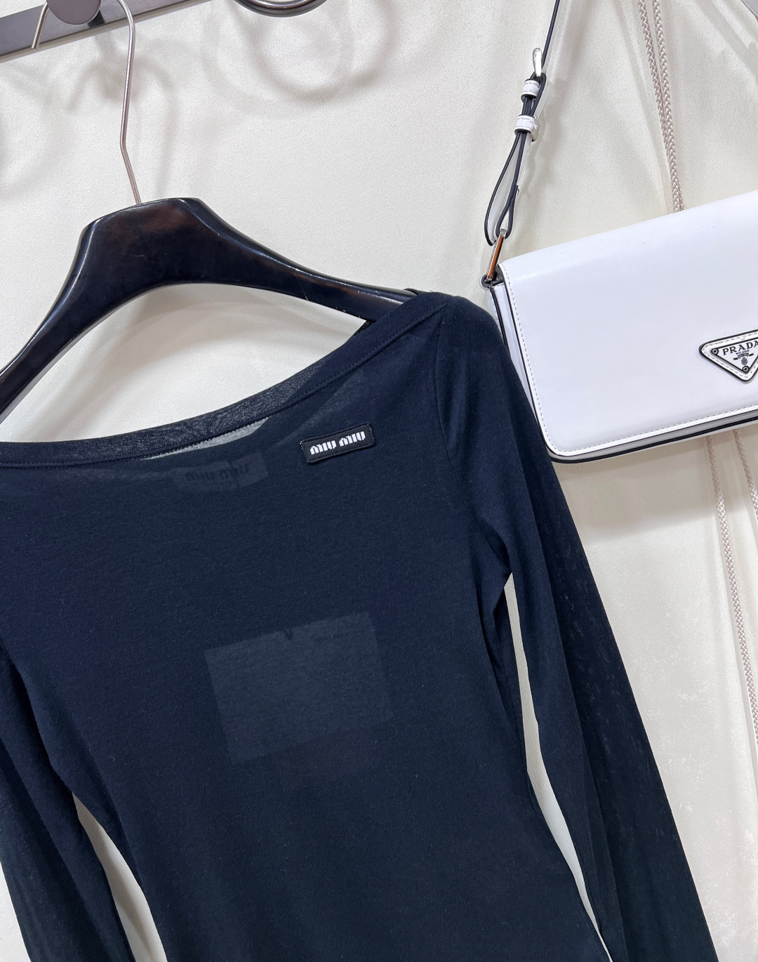 🆕 MIUMIU 徽标小logo一字领薄款打底衫长袖T恤✨ 低调奢华，质感之选*✨ - 经典徽标小log