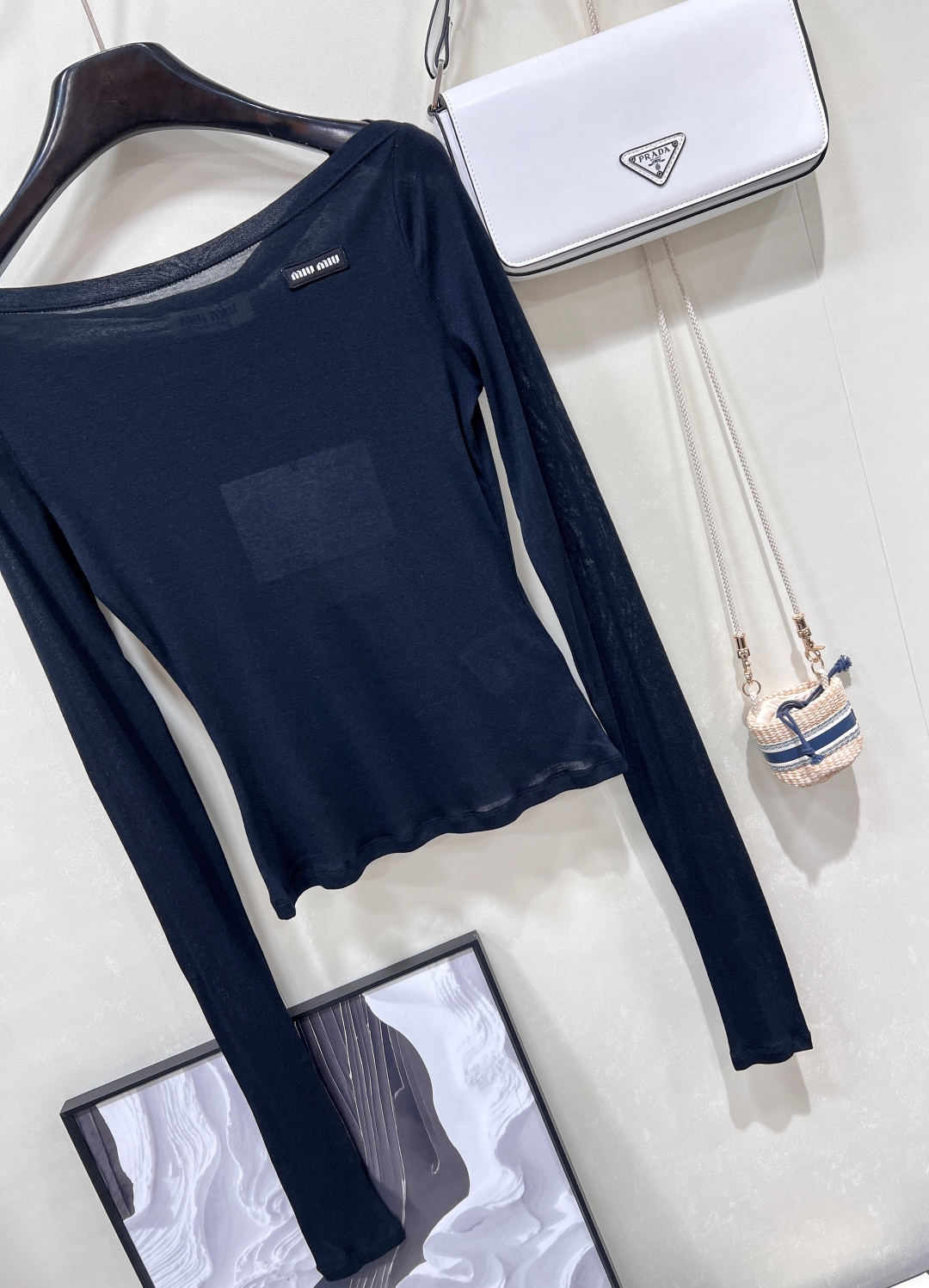 🆕 MIUMIU 徽标小logo一字领薄款打底衫长袖T恤✨ 低调奢华，质感之选*✨ - 经典徽标小log
