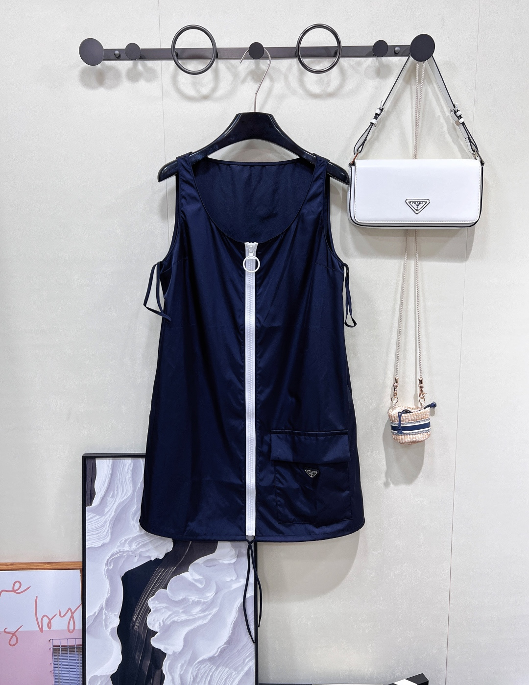 NO:427977,Prada2025 new zipper vest skirt, customized YB imported environmentally friendly recycled nylon material, texture gloss, crisp and stylish Zipper vest skirt tailoring, ready-to-wear large-size colors use tailoring and details to improve the exquisiteness, white contrasting color of the front closure, full-carded zipper design, random adjustment of elastic slit is more convenient to put on and off, hem drawstring tighten can form a flower bud effect more cute, loosening it echoes the triangle logo of the flip pocket, adding a neat sense, overall casual and comfortable, a fashionable and practical versatile dress with all seasons, simple and fashionable, customized surface accessories, complete three standards, large-scale products Size sml code,,prada, skirts,alexander wang19860909Prada2025新款拉链背心裙,定制YB进口环保再生尼龙材质 质感光泽 挺括有型 拉链背心裙剪裁 成衣大体素色利用剪裁和细节提升精致度 前襟白色撞色全开襟拉链设计 随意调节松紧开衩更方便穿脱 下摆抽绳抽紧可形成花苞效果更可爱 松开则与翻盖口袋三角徽标呼应 平添利落感 整体休闲舒适满满 时尚与实用兼备的四季百搭连衣裙 上身简约洋气 定制面辅料 ,三标齐全,大货出 尺码sml 编码,,prada,skirts,alexander wang,Women's clothing