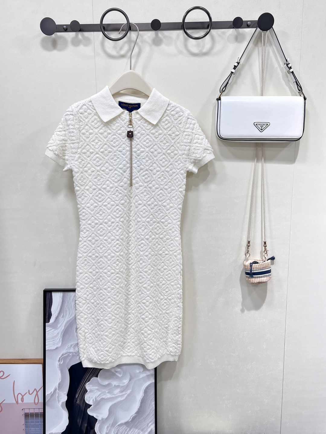 NO:427989,Louis Vuitton's new three-dimensional three-color diamond lattice towel dress customized YB cotton wool knitted material comfortable and soft, high-quality texture. Lapel dress style. Collar cuff thread pit strip design is elegant and intellectual. Zipper half-plate paired with leather buckles echo the full three-dimensional four-leaf crust diamond decoration. The overall shape is high-end and crisp. Create a brand-exclusive trendy style. Add a sense of styling to conventional and versatile styles. Fashionable and high-end custom face accessories. Accurate version, complete three standards!  Large-scale size sml code, louis vuitton, skirts, alexander wang19860909Louis Vuitton新款立体三花菱格毛巾毛连衣裙 定制YB棉毛针织材质 舒适柔软 质感上乘 翻领连衣裙版型 领边袖口螺纹坑条设计优雅知性 拉链半开襟搭配皮扣 呼应通体立体四叶草菱形装饰 整体造型高级挺括 打造品牌专属潮流风格 为常规百搭款式增添造型感 穿搭洋气高级 定制面辅料 认准版本 ,三标齐全！大货出 尺码sml 编码,,louis vuitton,skirts,alexander wang,Women's clothing