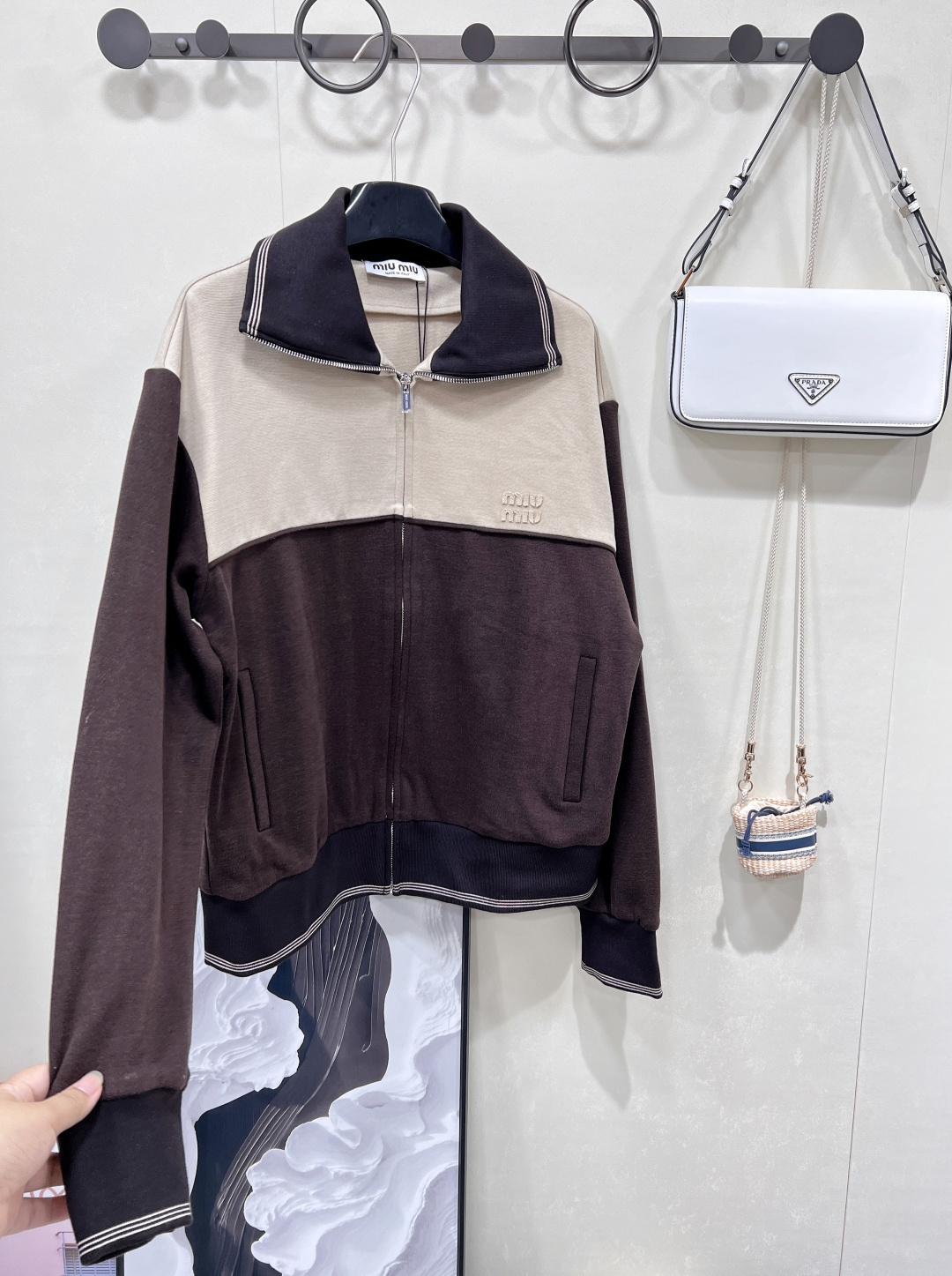🆕Miumiu新款字母贴片拼接拉链外套 。这件缪缪外套，把「高级玩趣」焊在衣身撞色拼接×字母贴片，重构时