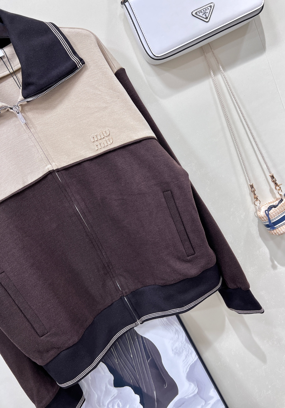 🆕Miumiu新款字母贴片拼接拉链外套 。这件缪缪外套，把「高级玩趣」焊在衣身撞色拼接×字母贴片，重构时