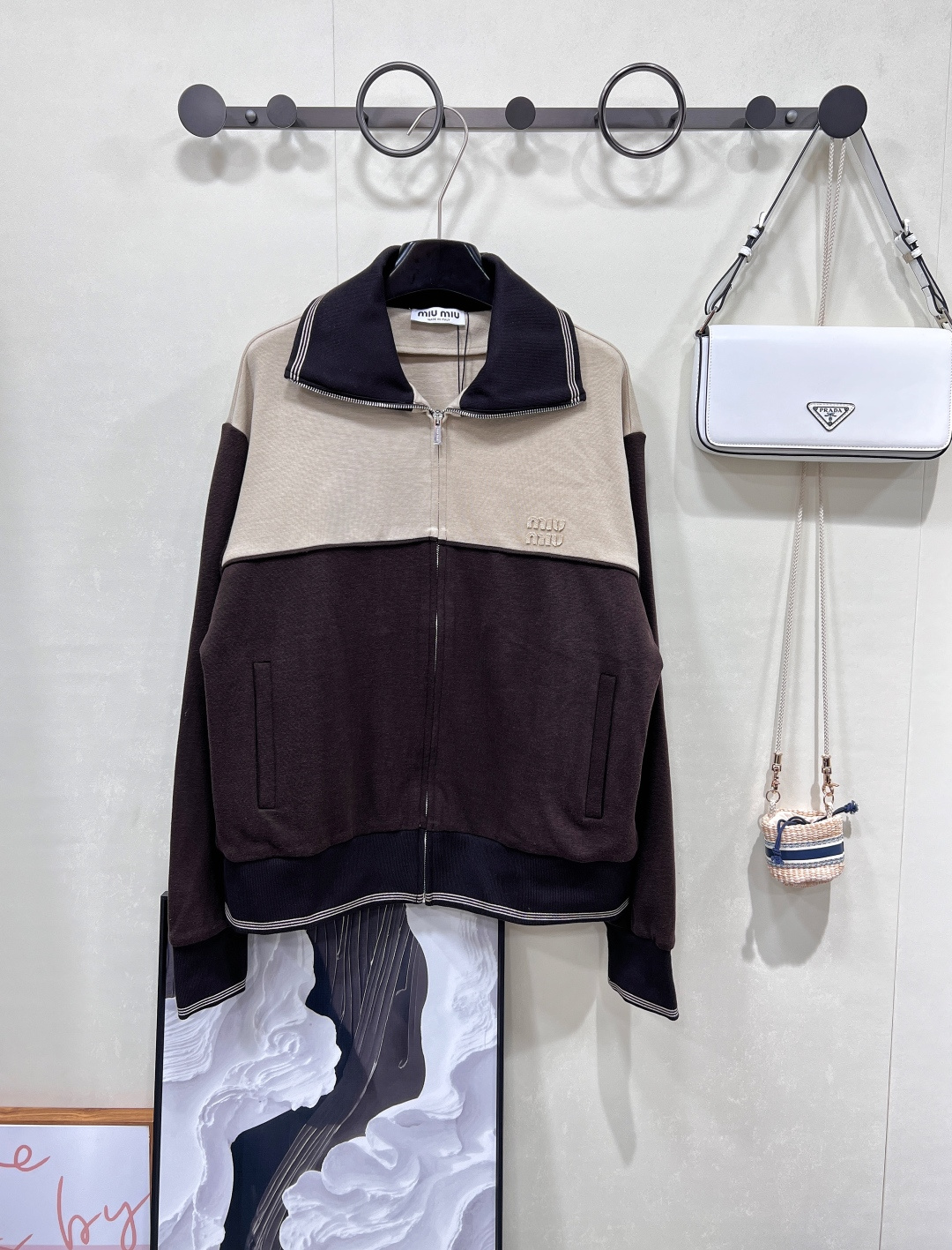 NO:428001,Miumiu's new letter patch zipper jacket. This Miao Miao jacket is welded to the body of the dress. Contrast color splicing × letter patch, reconstructing fashion language, dark and light brown + beige contrasting colors, breaking the monotony and dullness, and comes with a retro movie filter; brand letter patches are hidden ingenious ideas, handmade texture and brand recognition are full of Miao's elegance when walking. The 'heart-moving trap' of detail control. Customized zippers are smooth and easy to pull, hardware is high-end, and can withstand the test of repeated opening and closing. The fabric splicing is precisely choked with different textures, and the turning work is fine and flat, showing the luxury line craftsmanship. The layout design is slightly loose and the shoulder-length silhouette, which hides the flesh and makes it look slim, suitable for diverse body shapes and dressing scenes  Wear one outfit, contract your style wardrobe. From the street to the exquisite occasion, this coat uses 'splicing ingenuity' and 'Miao style genes' to make you easily wear and recognize - wearing clothes, which is a unique fashion attitude. Those who understand Miao Miao will naturally understand the high-end scheming in this 'contrast color splicing'. The three standards are complete, and the large-scale products are size sml coded, miumiu, jackets & coats, alexander wang19860909Miumiu新款字母贴片拼接拉链外套 .这件缪缪外套,把「高级玩趣」焊在衣身 撞色拼接×字母贴片,重构时尚语言,深浅棕+米黄撞色,打破单调沉闷,自带复古电影感滤镜； 品牌字母贴片暗藏巧思,手工质感与品牌辨识度拉满,行走间都是缪式优雅 细节控的「心动陷阱」  定制拉链顺滑易拉,五金光泽高级,经得住反复开合考验 面料拼接不同质地精准咬合,车工细密平整,彰显奢侈线工艺 版型设计微微宽松的落肩廓形,藏肉显瘦,适配多元身材与穿搭场景 一衣N穿,承包你的风格衣橱.从街头出街到精致场合,这件外套用「拼接巧思」与「缪式基因」,让你轻松穿出辨识度—— 穿的是衣服,更是独一份的时尚态度,懂缪缪的人,自然懂这份「撞色拼接」里的高级心机,三标齐全,大货出 尺码sml 编码,,miumiu,jackets & coats,alexander wang,Women's clothing