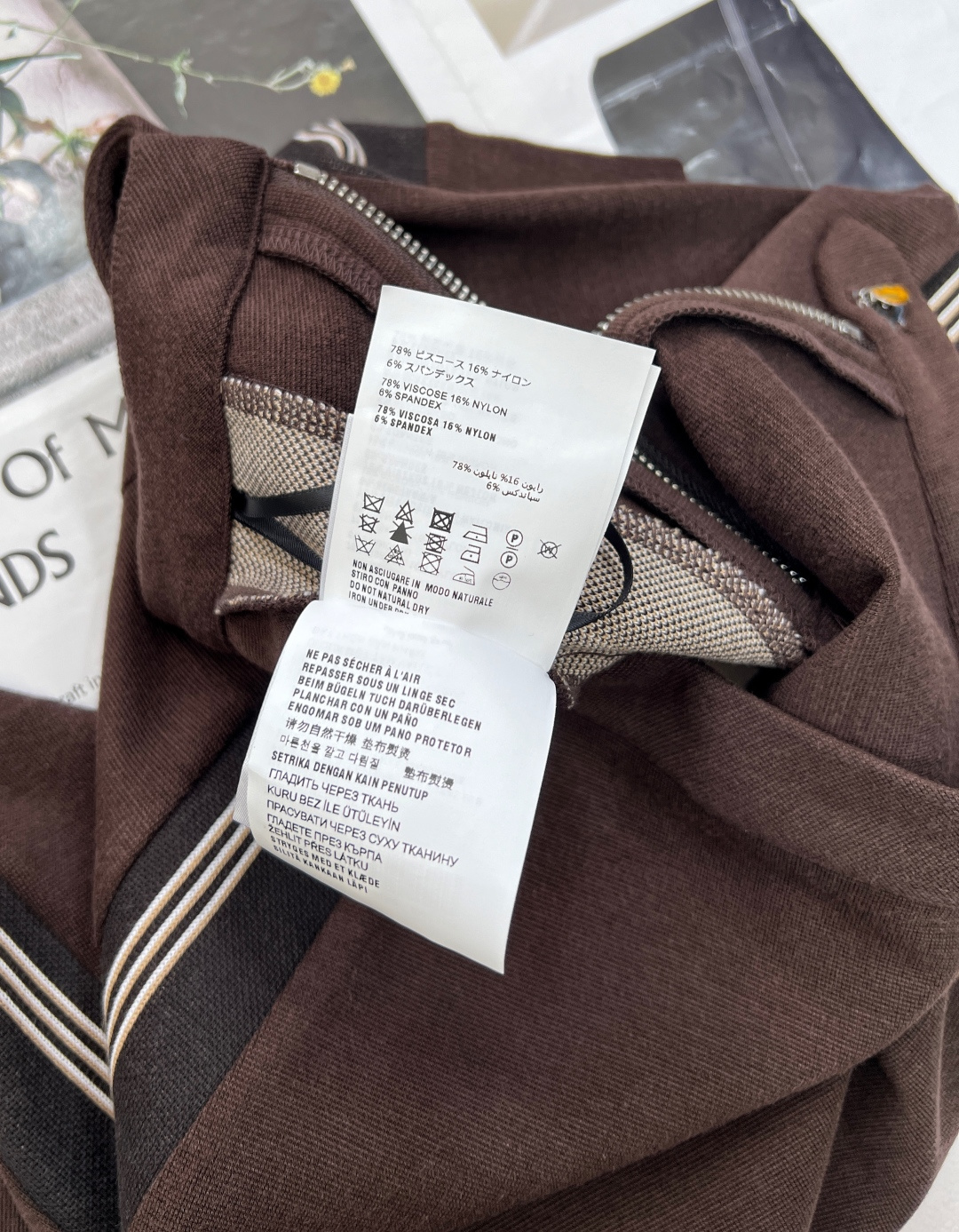 🆕Miu Miu 新款字母刺绣拉链半裙，延续品牌经典风格。简约版型贴合身形，利落线条勾勒优雅轮廓 。侧边
