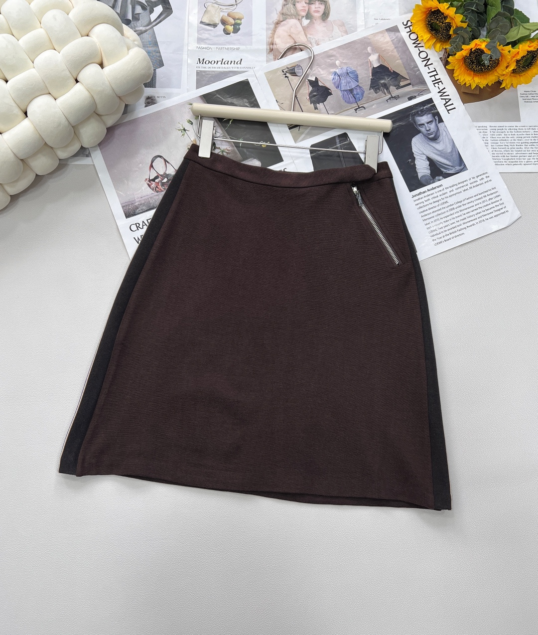 NO:429294,Miu Miu's new letter embroidered zipper skirt continues the brand's classic style. The simple style fits the body, and the neat lines outline the elegant outline. The side zipper breaks the monotony, which is both a practical design and adds trendy details to the skirt body; the letter embroidery is quietly integrated, hiding the brand genes in it, and conveying the exquisite style of Miao Miao in low-key. Whether it is a daily commuter with a simple shirt, a combination of romantic tops on dates, or attending a slightly formal occasion, it can be easily adapted to help create a fashionable and elegant varied look, allowing the wearer to exude unique charm at all times. Three-standard complete large-scale products are available in size sml code,,miumiu, skirts,shirts,alexander wang19860909Miu Miu 新款字母刺绣拉链半裙,延续品牌经典风格.简约版型贴合身形,利落线条勾勒优雅轮廓 .侧边拉链打破单调,既是实用设计,又为裙身添潮流细节；字母刺绣悄然融入,将品牌基因暗藏其中,低调传递缪缪专属精致格调 .无论是日常通勤搭配简约衬衫,还是约会时与浪漫上衣组合,亦或是出席稍正式场合,都能轻松适配,助力打造时髦又优雅的多样造型,让穿着者时刻散发独特魅力 .三标齐全大货出 尺码sml 编码,,miumiu,skirts,shirts,alexander wang,Women's clothing