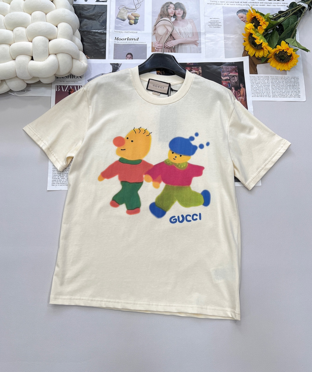 NO:429299,GUCCI Cookie Man Illustration Letter Logo Short-sleeved T-shirt Playful classics and release personality. Inspired by GUCCI's iconic double G letters, it incorporates cute childlike patterns, perfectly combining classics and trends. Customized 280g double yarn pure cotton fabric, fixed dye 32 double threads, Kangli digital direct-injection printing, casual and fashionable upper body, fantastic patterns, bringing an imaginative fashion experience!  Definitely weaving and dyeing fabric, soft and smooth, comfortable for the upper body!  !  Cute Critical Strike, the best item of the year, the upper body is super cute and beautiful, not only suitable for daily outfits, but also can easily create a trendy look!  It has no resistance to cartoon graffiti with bright colors and high saturation, and hits the soul directly. It is definitely a vintage style. It is cute and cute. It is a must-have for age reduction!  Size sml code, gucci, T-shirt,tees, t-shirt,alexander wang19860909GUCCI 饼干人插画字母logo短袖T恤 玩味经典,释放个性 以GUCCI标志性的双G字母为灵感,融入可爱童趣图案,将经典与潮流完美结合.  定制280克双纱纯棉面料 定染32支双股螺纹 康丽数码直喷印花 上身休闲时尚 奇幻般的图案 带来充满想象力的时尚体验！定织定染面料 手感柔软顺滑 上身亲肤舒适！！可爱暴击 年度最佳单品 上身超可爱超好看 不仅适合日常穿搭 还能轻松打造出潮流look！对色彩鲜艳饱和度高的卡通涂鸦毫无抵抗力,直击灵魂 vintage风妥妥拿捏 又萌又可爱 减龄必备！ 尺码sml 编码,,gucci,T-shirt,tees，t-shirt,alexander wang,Women's clothing