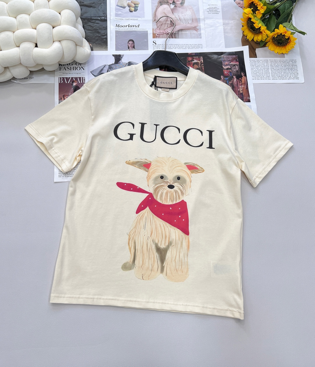 NO:429304,GUCCI cartoon cute scarf dog letter short-sleeved T-shirt, casual and fashionable upper body, fantastic patterns, bringing an imaginative fashion experience!  Definitely weaving and dyeing fabric, soft and smooth, comfortable for the upper body!  !  Cute Critical Strike, the best item of the year, the upper body is super cute and beautiful, not only suitable for daily outfits, but also can easily create a trendy look!  It has no resistance to cartoon graffiti with bright colors and high saturation, and hits the soul directly. It is definitely a vintage style. It is cute and cute. It is a must-have for age reduction!  Size sml code, gucci, T-shirt,tees, t-shirt,alexander wang19860909GUCCI 卡通可爱围巾狗狗字母短袖T恤 上身休闲时尚 奇幻般的图案 带来充满想象力的时尚体验！定织定染面料 手感柔软顺滑 上身亲肤舒适！！可爱暴击 年度最佳单品 上身超可爱超好看 不仅适合日常穿搭 还能轻松打造出潮流look！对色彩鲜艳饱和度高的卡通涂鸦毫无抵抗力,直击灵魂 vintage风妥妥拿捏 又萌又可爱 减龄必备！ 尺码sml 编码,,gucci,T-shirt,tees，t-shirt,alexander wang,Women's clothing
