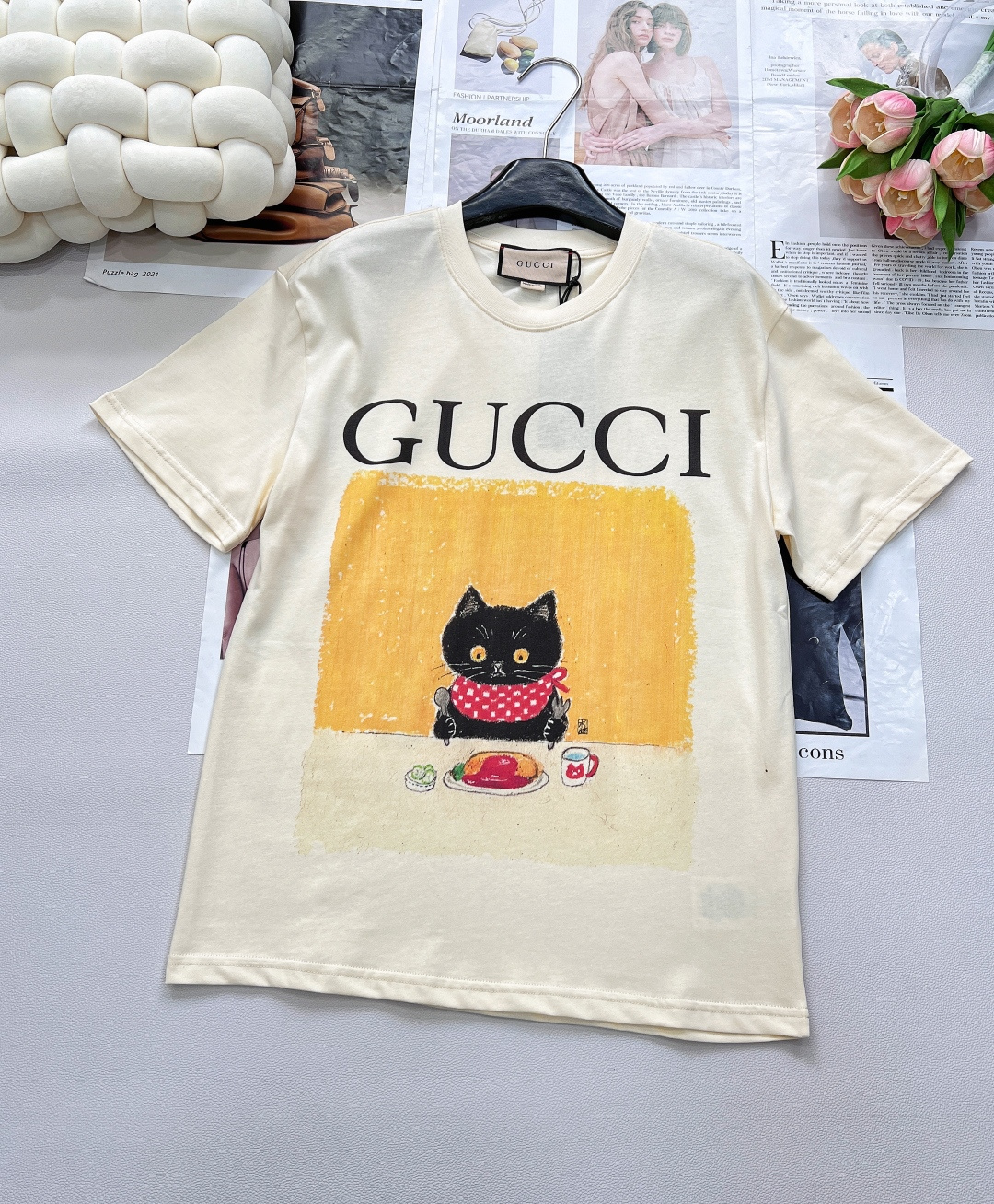 NO:429309,Gucci cute cat printed short-sleeved T-shirt custom made of 280g same-cage dyed fabric, very comfortable to touch, comfortable to the upper body and skin!  !  The particularly energetic and sunny style pattern is full of childlike fun, cute critical hit, the best item of the year, the upper body is super cute and beautiful, the upper body is casual and fashionable, the fantastic pattern brings an imaginative fashion experience!  A single item with unique personality, a trendy style that perfectly interprets fashionable attitude and avant-garde sense, a high-end short-sleeved T-shirt with infinite dressing performance, cute and cute, a must-have for age reduction!  Fashionable and personalized, super versatile and beautiful, very suitable for both men and women, essential models for human hands Size sml code, gucci, T-shirt, tees, t-shirt, alexander wang19860909Gucci 可爱猫咪印花短袖T恤 定制280克同缸染面料 手感非常舒服 上身亲肤舒适！！ 特别活力又阳光的风格 图案充满了童趣 可爱暴击 年度最佳单品 上身超可爱超好看 上身休闲时尚 奇幻般的图案 带来充满想象力的时尚体验！ 具备独特个性的单品,完美演绎时髦态度跟前卫感的潮款,具备无限穿搭性能的高端短袖T恤 又萌又可爱 减龄必备！ 时尚又个性 超级百搭好看的一款 男女都非常合适 人手必备款 尺码sml 编码,,gucci,T-shirt,tees，t-shirt,alexander wang,Women's clothing