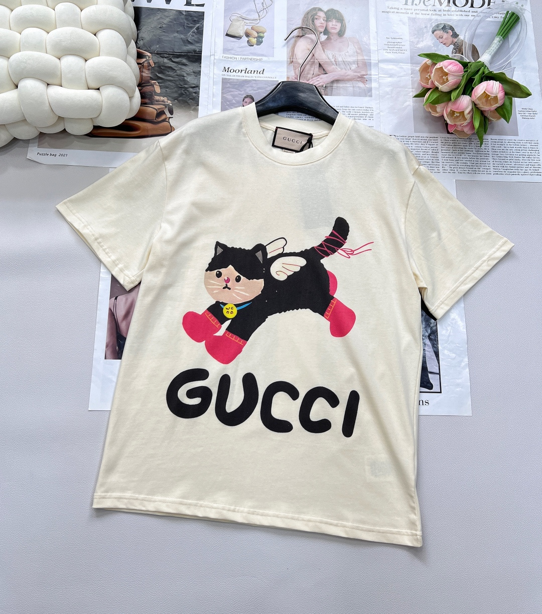 NO:429314,Gucci cute cat printed short-sleeved T-shirt custom made of 240g same-cage dyed fabric, very comfortable to touch, comfortable to the upper body and skin!  !  The particularly energetic and sunny style pattern is full of childlike fun, cute critical hit, the best item of the year, the upper body is super cute and beautiful, the upper body is casual and fashionable, the fantastic pattern brings an imaginative fashion experience!  A single item with unique personality, a trendy style that perfectly interprets fashionable attitude and avant-garde sense, a high-end short-sleeved T-shirt with infinite dressing performance, cute and cute, a must-have for age reduction!  Fashionable and personalized, super versatile and beautiful, very suitable for both men and women, essential models for human hands Size sml code, gucci, T-shirt, tees, t-shirt, alexander wang19860909Gucci 可爱猫咪印花短袖T恤 定制240克同缸染面料 手感非常舒服 上身亲肤舒适！！ 特别活力又阳光的风格 图案充满了童趣 可爱暴击 年度最佳单品 上身超可爱超好看 上身休闲时尚 奇幻般的图案 带来充满想象力的时尚体验！ 具备独特个性的单品,完美演绎时髦态度跟前卫感的潮款,具备无限穿搭性能的高端短袖T恤 又萌又可爱 减龄必备！ 时尚又个性 超级百搭好看的一款 男女都非常合适 人手必备款 尺码sml 编码,,gucci,T-shirt,tees，t-shirt,alexander wang,Women's clothing