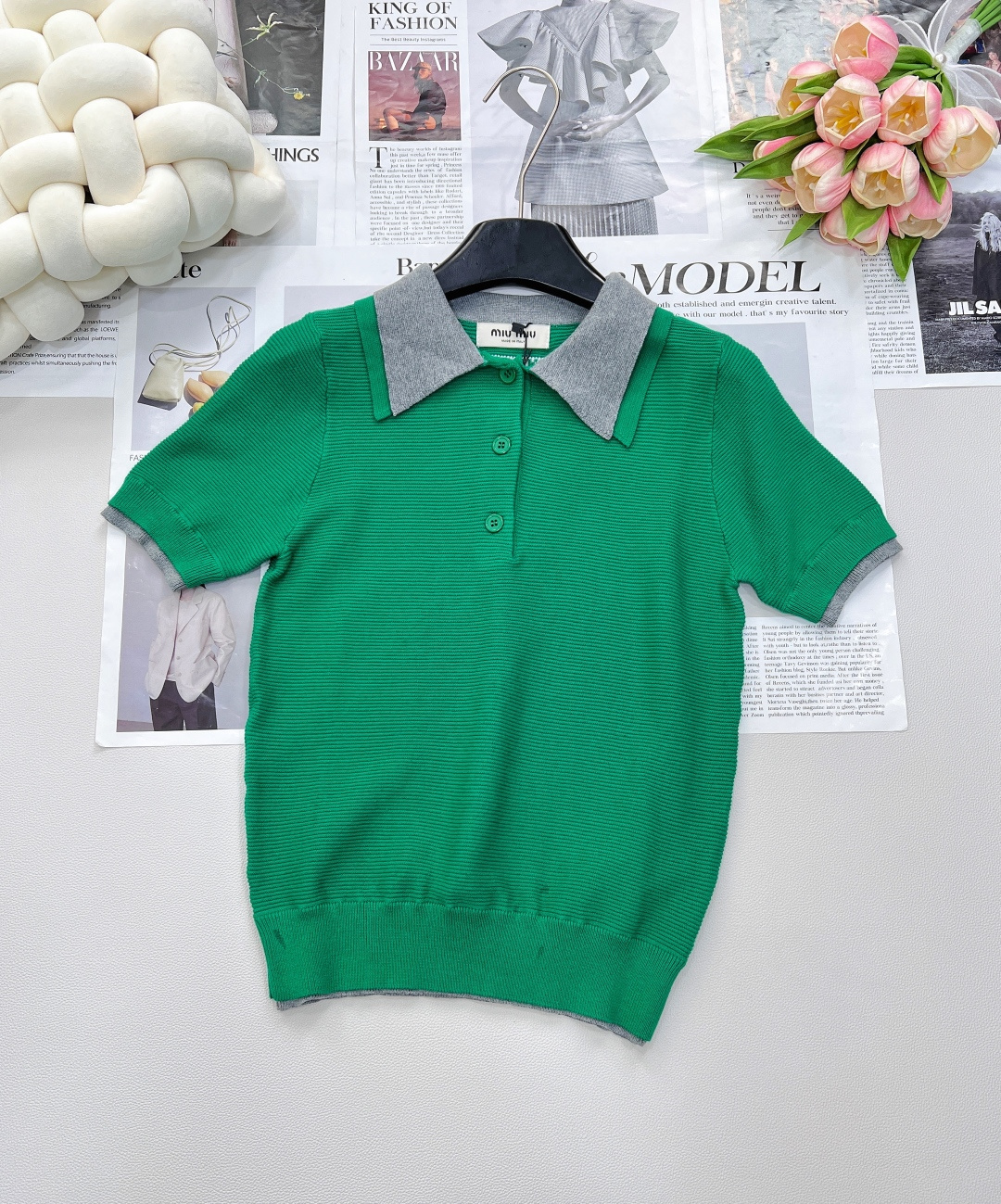 NO:429317,Miumiu's new double-layer collar knitted Polo collar top, customized YB wool yarn wool, high-quality texture, gloss and comfortable, knitted lapel half-pallet top cut, the whole body is intertwined with crochet texture, outlines the fine texture pattern, highlighting the high-end feeling of outfit, the neckline cuffs and hem are contrasting lace, with the effect of double-layer collar fake, creates a layered visual sense, elastic and tighter, more refined, slimming outfit, the style is inclusive of the figure, showing a relaxed tone, the first choice for fashion outfits in all seasons, customized surface accessories, accurate version, complete three-standard large-scale products, size sml code,,miumiu,alexander wang19860909Miumiu新款双层领针织Polo领上衣,定制YB羊毛纱线织造 质感高级 光泽舒适 针织翻领半开襟上衣剪裁 通体利用钩针肌理交织 勾勒出细密纹理图案 凸显穿搭高级感 领口袖口和下摆采用撞色花边 以双层领假两件效果打造叠穿即视感 弹性松紧更显精致 穿搭显瘦 版型包容身材 尽显松弛调性 四季时尚穿搭首选 定制面辅料 认准版本 ,三标齐全大货出 尺码sml 编码,,miumiu,alexander wang,Women's clothing