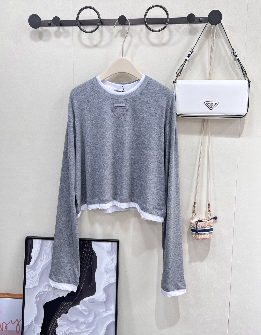 NO:429280,PRADA's new turtledove gray triangle mark fake two-piece contrasting shorts long-sleeved T-shirt, loose style, free and unrestrained, daily items that are both practical and tasteful. Cotton materials are delicate and stylish. The basic style is interpreted with different details. Threaded round neck precision trim. Fake two-piece double collar splicing front iconic embroidered inverted triangle logo. Neat cut to avoid basic clichés. Unlock the possibility of diverse matching looks. Show casual and sporty style. Improve daily wear and clothing style~ Full girlish atmosphere. The color of fried chicken looks white. Visually adds a fashionable and casual feeling. The visible fashionable feeling is simply a versatile little expert. Three standards are complete, and large-scale products are available. Size sml code,,prada, shorts,tees,t-shirt,alexander wang19860909PRADA 新款斑鸠灰三角标假两件撞色短裤长袖T恤,宽松版型 穿上自在无拘束 实用性兼得品味的日常单品 棉质用料细腻有型 以别样的细节诠释基础款 螺纹圆领精密饰边 假两件双领拼接前置标志性刺绣倒三角徽标 利落裁剪避免基础的俗套 解锁多样搭配look可能性 彰显休闲运动风尚 提升日常穿搭衣品～ 满满的少女气息敲吸晴 颜色上身炒鸡显白 视觉上增添时尚又休闲的感觉 入眼可见的时髦感,简直就是百搭小能手 ,三标齐全,大货出 尺码sml 编码,,prada,shorts,tees，t-shirt,alexander wang,Women's clothing