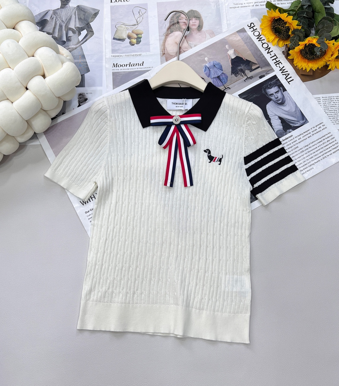 NO:429295,THOM BROWNE Academy style bow decorative puppy lapel sweater. The new Polo collar contrast treatment this year is simply fresh and refined. Isn’t it so much fun? Super cute puppy badge sweater. The bow decorative combination is particularly refreshing. The color matching is super beautiful. It is very healing. The contrast treatment of the neckline is simple and beautiful. It is essential. Straight fit + dog embroidery design, texture and details visible to the naked eye!  The overall style is simpler and clean. Wear the style of a good girl next door, and it is OK with a versatile skirt. It is cute and cute~ three-standard, three-color size sml code, skirts, alexander wang19860909THOM BROWNE 学院风蝴蝶结装饰小狗翻领针织衫 今年新出的Polo领撞色处理简直清新脱俗,是不是有那么亿点点的心动呀～ 超可爱的小狗徽章针织衫 蝴蝶结装饰搭配特别清爽 显气质显白的配色 配色超美 很治愈～ 领口的撞色处理简约又好看,必备单品 直身版型+狗狗刺绣设计,肉眼可见的质感和细节！ 整体更加简洁,干净的气息 穿上邻家乖乖女的风格,配百搭半裙就OK 减龄可爱～三标齐全,三色出 尺码sml 编码,,skirts,alexander wang,Women's clothing